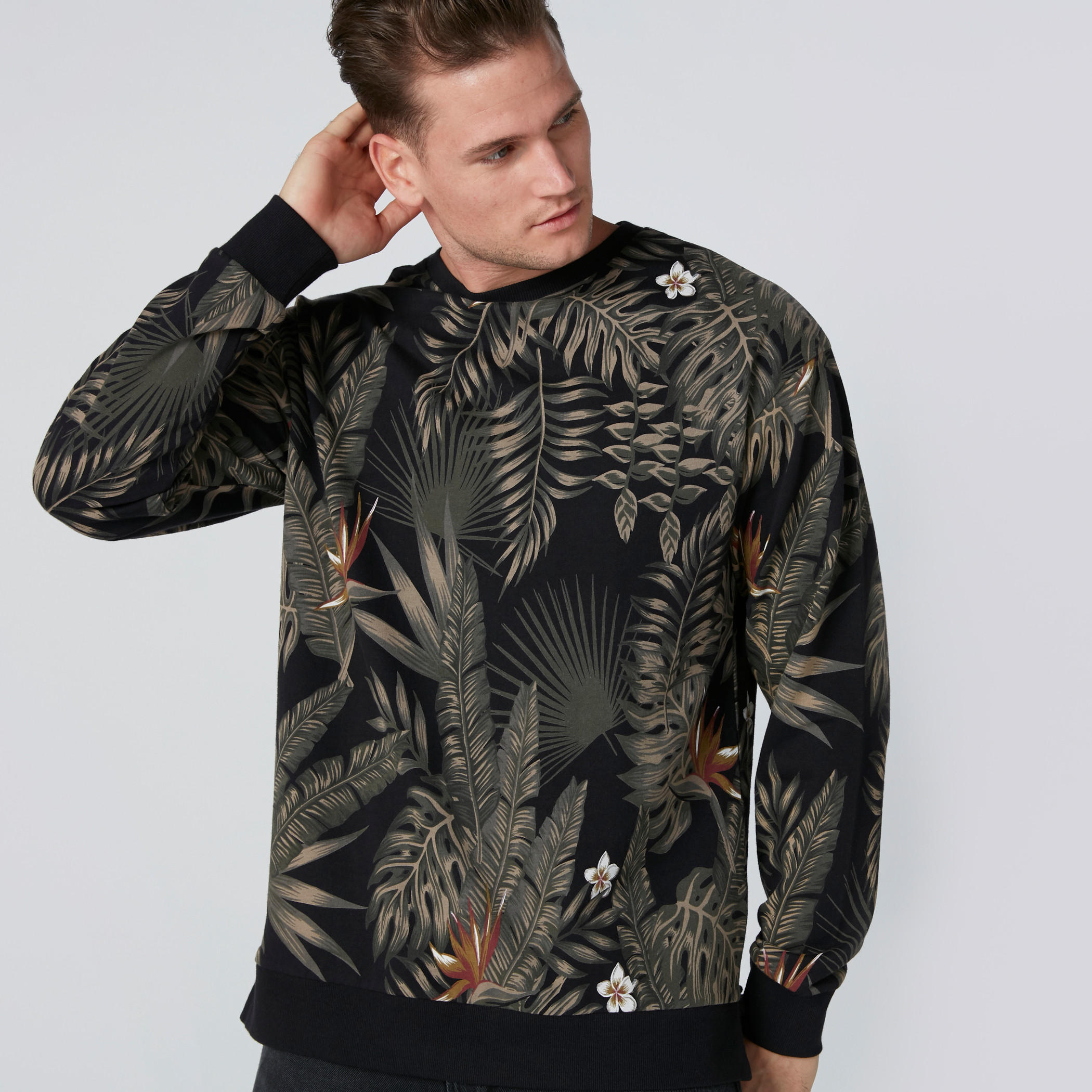 قميص دينم بأكمام طويلة وطبعات بقصة عادية-men-clothing-tshirtsandpolos-tshirts-image-4