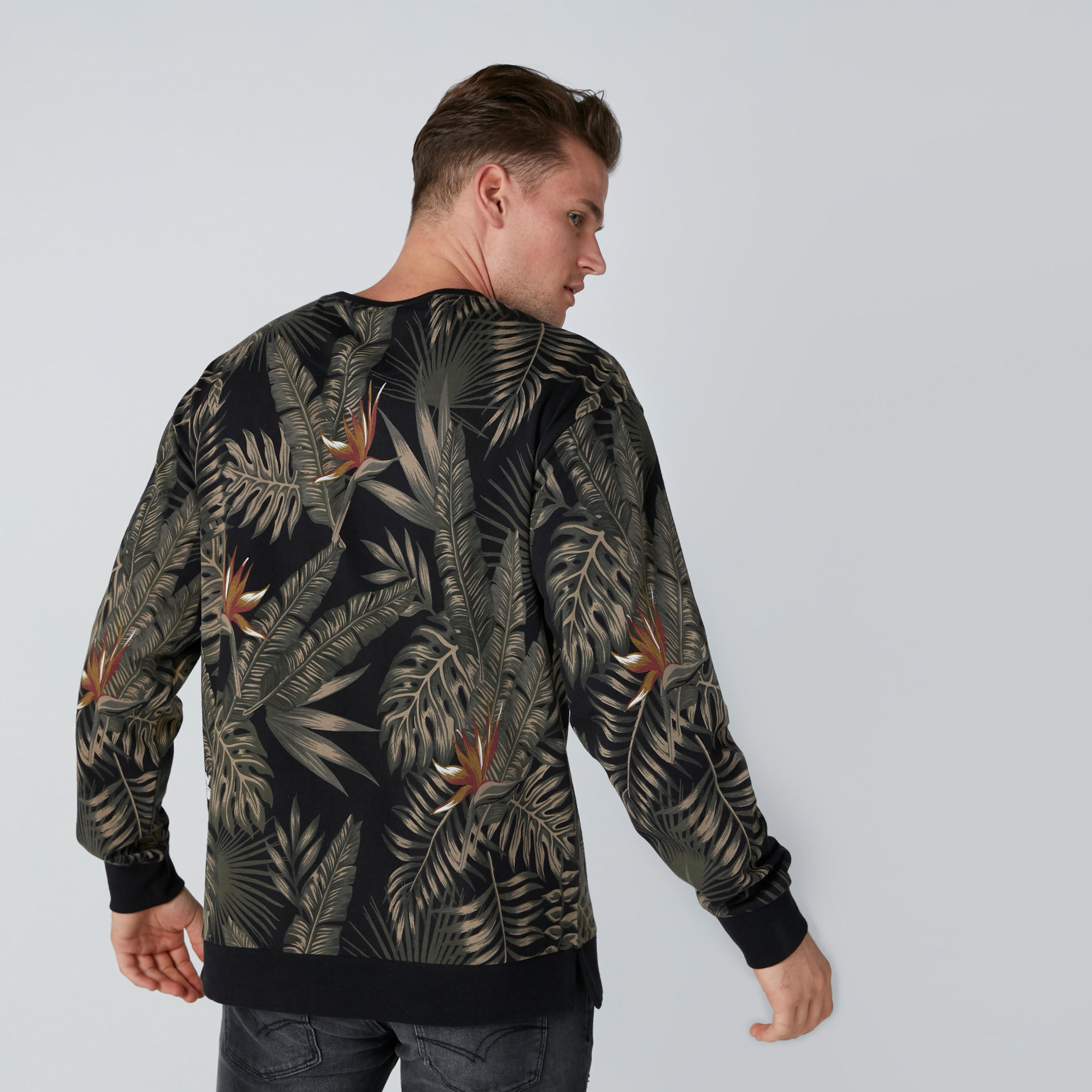 قميص دينم بأكمام طويلة وطبعات بقصة عادية-men-clothing-tshirtsandpolos-tshirts-image-3