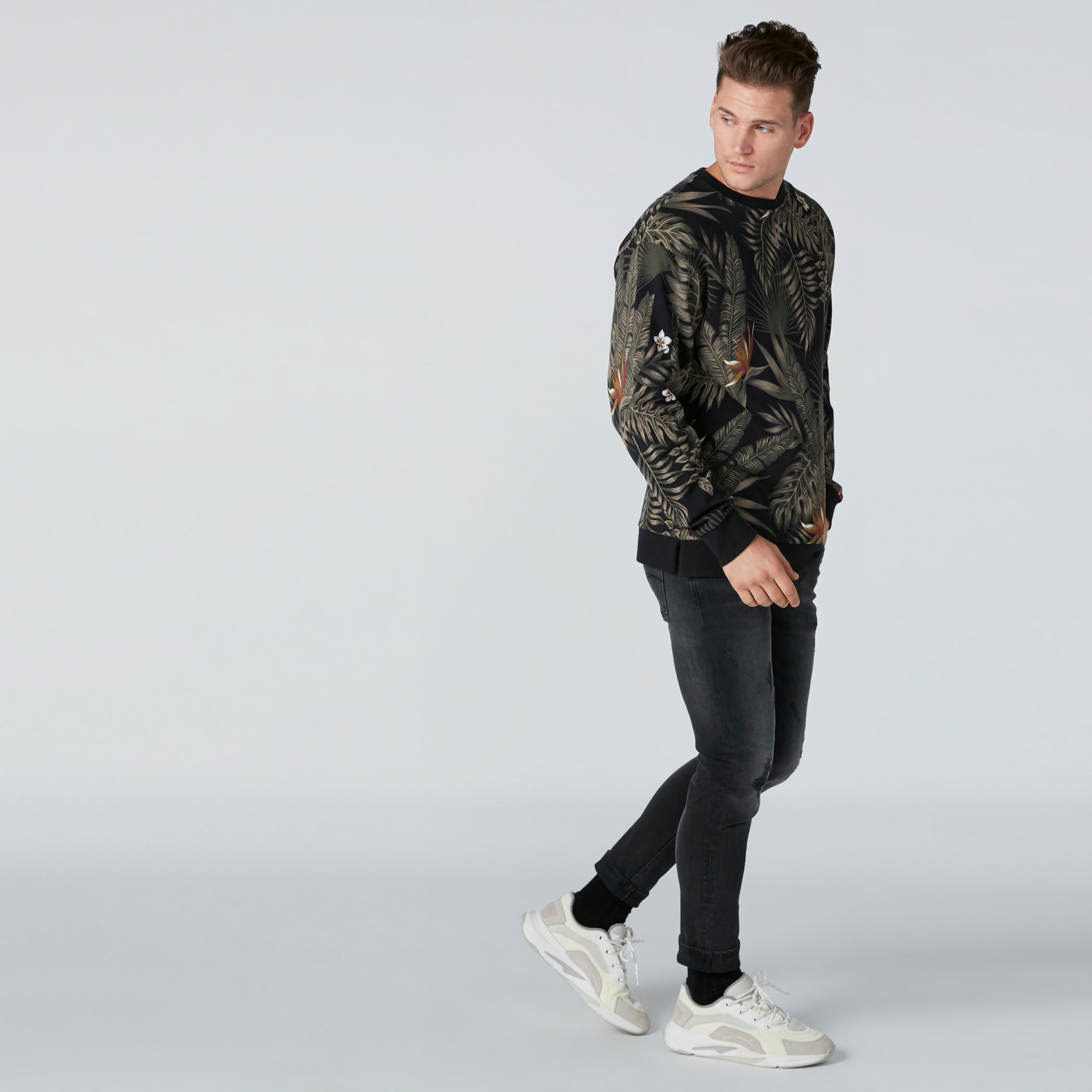 قميص دينم بأكمام طويلة وطبعات بقصة عادية-men-clothing-tshirtsandpolos-tshirts-image-2