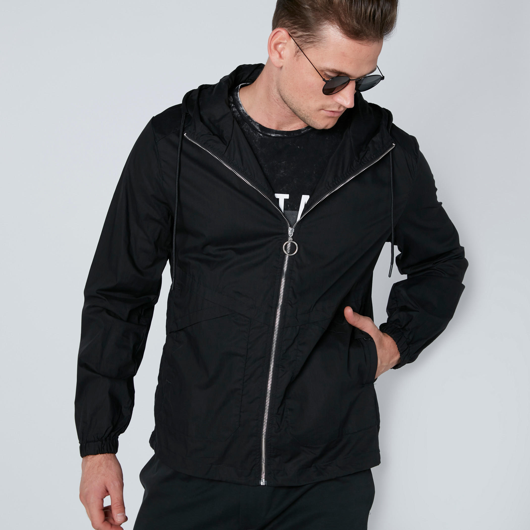 جاكيت بقبعة وسحّاب إغلاق وجيوب-men-winterwear-hoodiesandsweatshirts-image-1