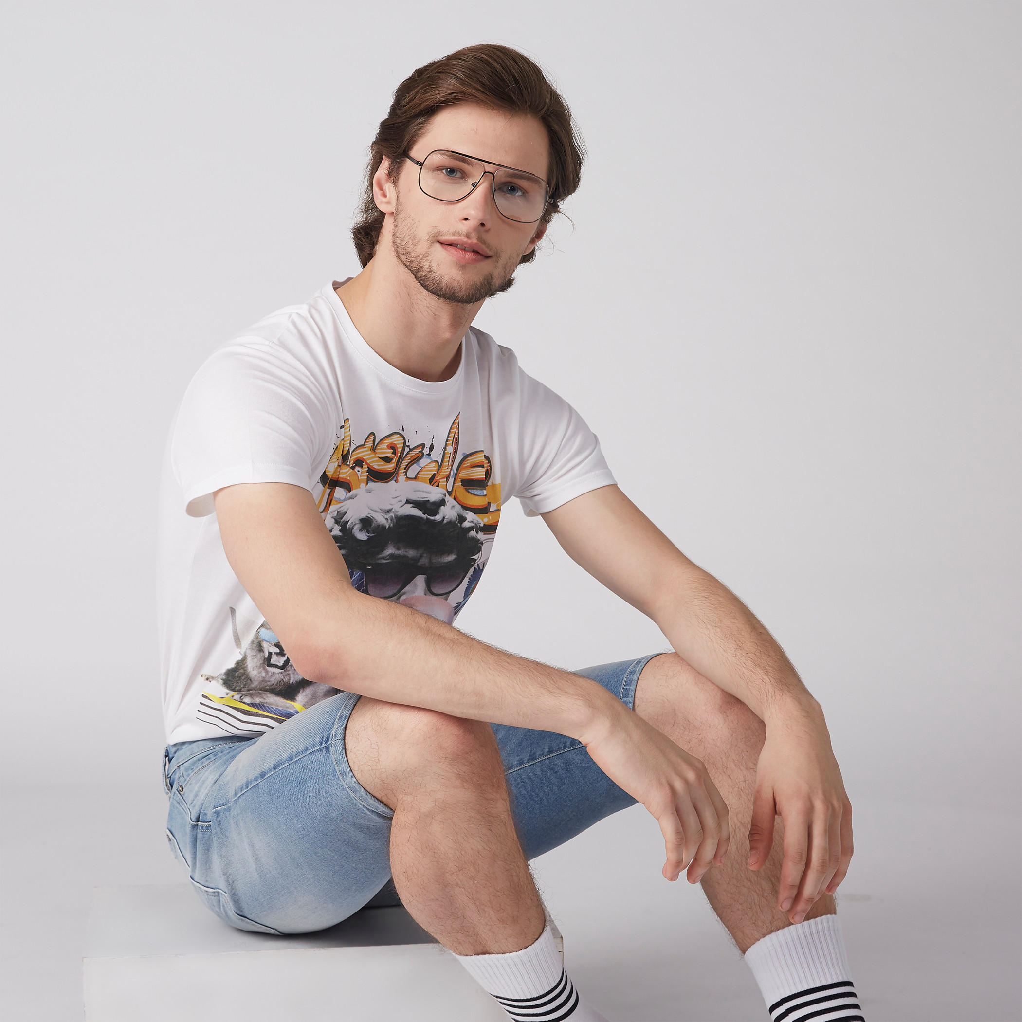تيشيرت بنقش مطبوع مع ياقة دائرية وأكمام قصيرة-men-clothing-tshirtsandpolos-tshirts-image-2
