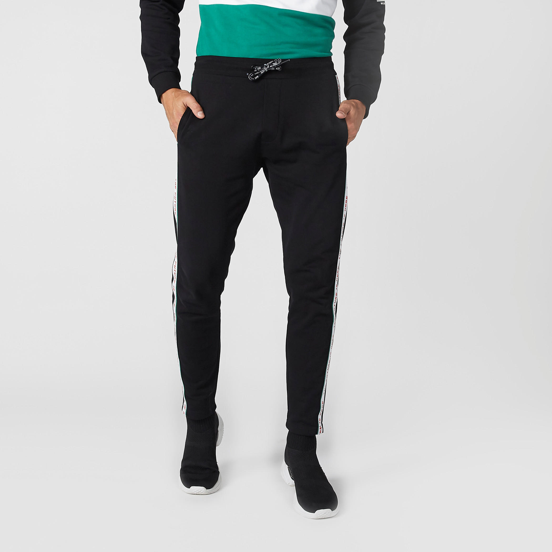 بنطال رياضي بجيوب وشريطة جانبية بطبعات-men-clothing-bottoms-trousersandchinos-trousers-image-1