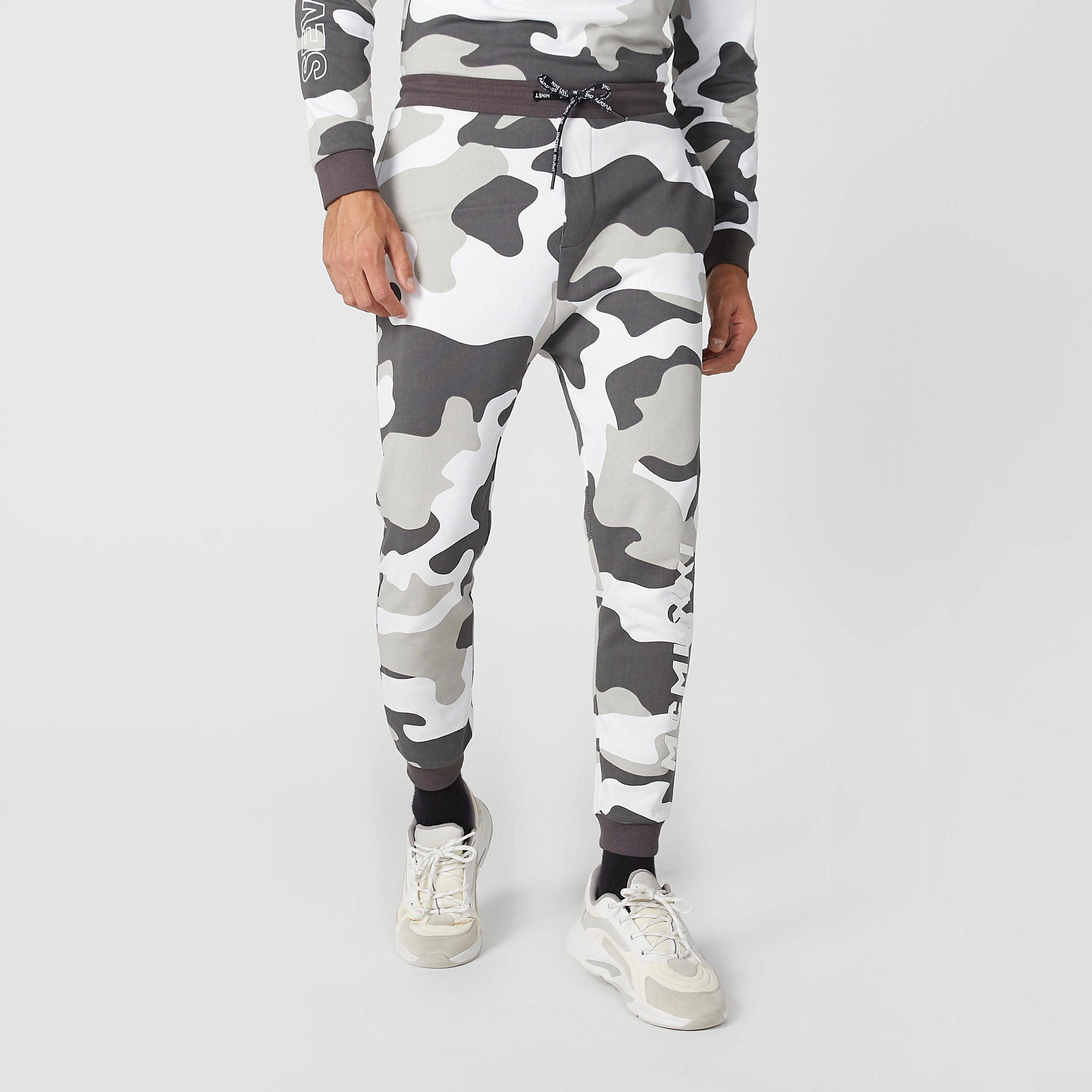 بنطال بطبعات مموّهة وجيوب-men-clothing-bottoms-joggers-image-1