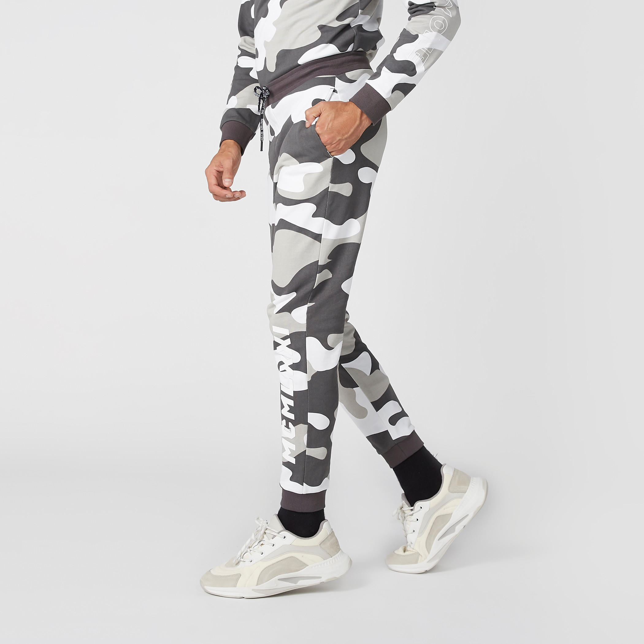 بنطال بطبعات مموّهة وجيوب-men-clothing-bottoms-joggers-image-2