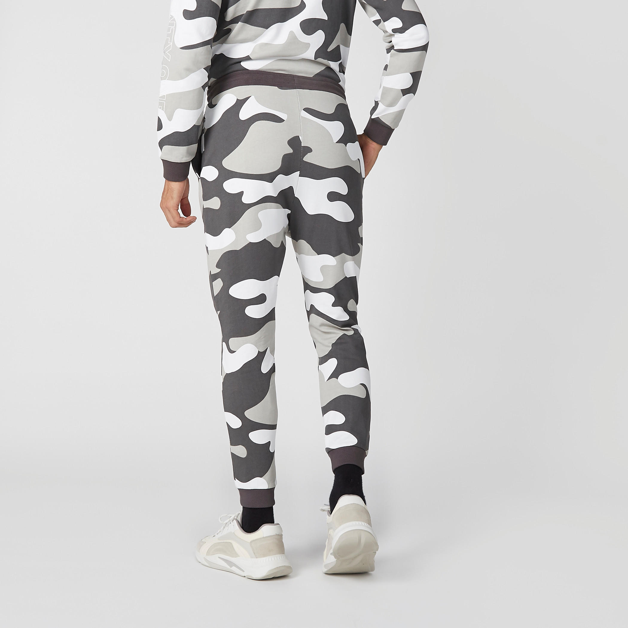 بنطال بطبعات مموّهة وجيوب-men-clothing-bottoms-joggers-image-3