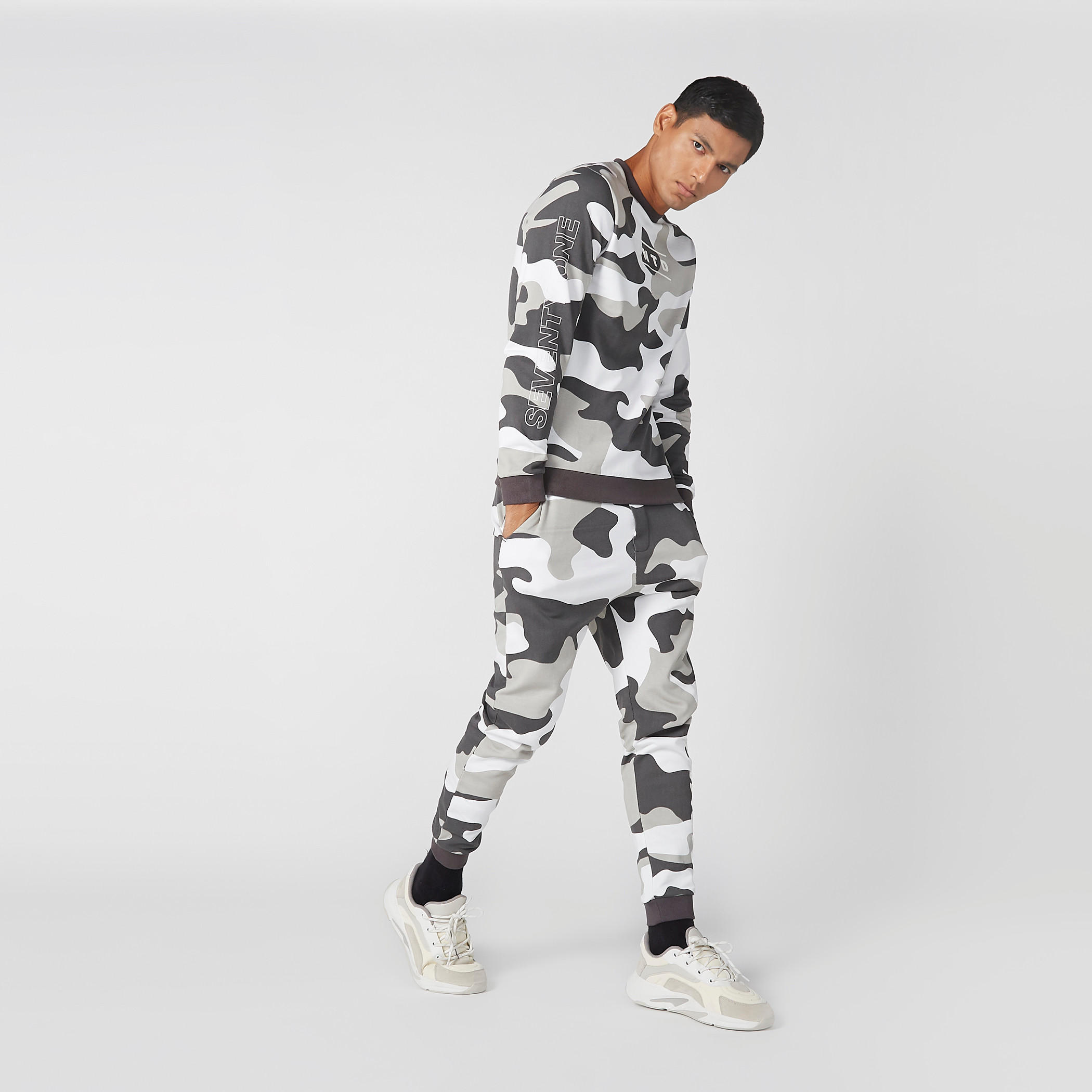 بنطال بطبعات مموّهة وجيوب-men-clothing-bottoms-joggers-image-4