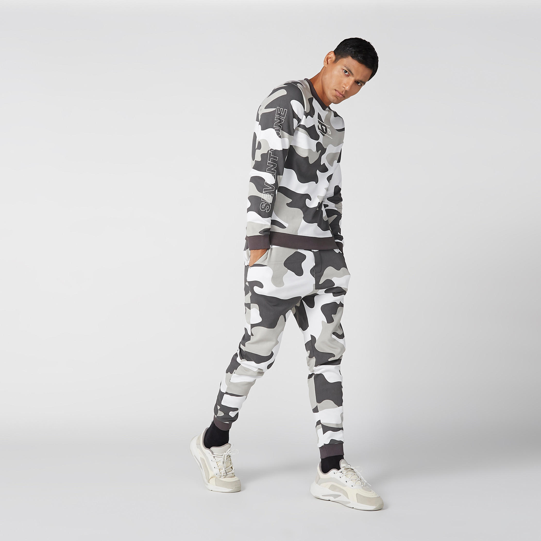 Camouflage Printed Round Neck Sweatshirt with Long Sleeves-men-winterwear-hoodiesandsweatshirts-image-1