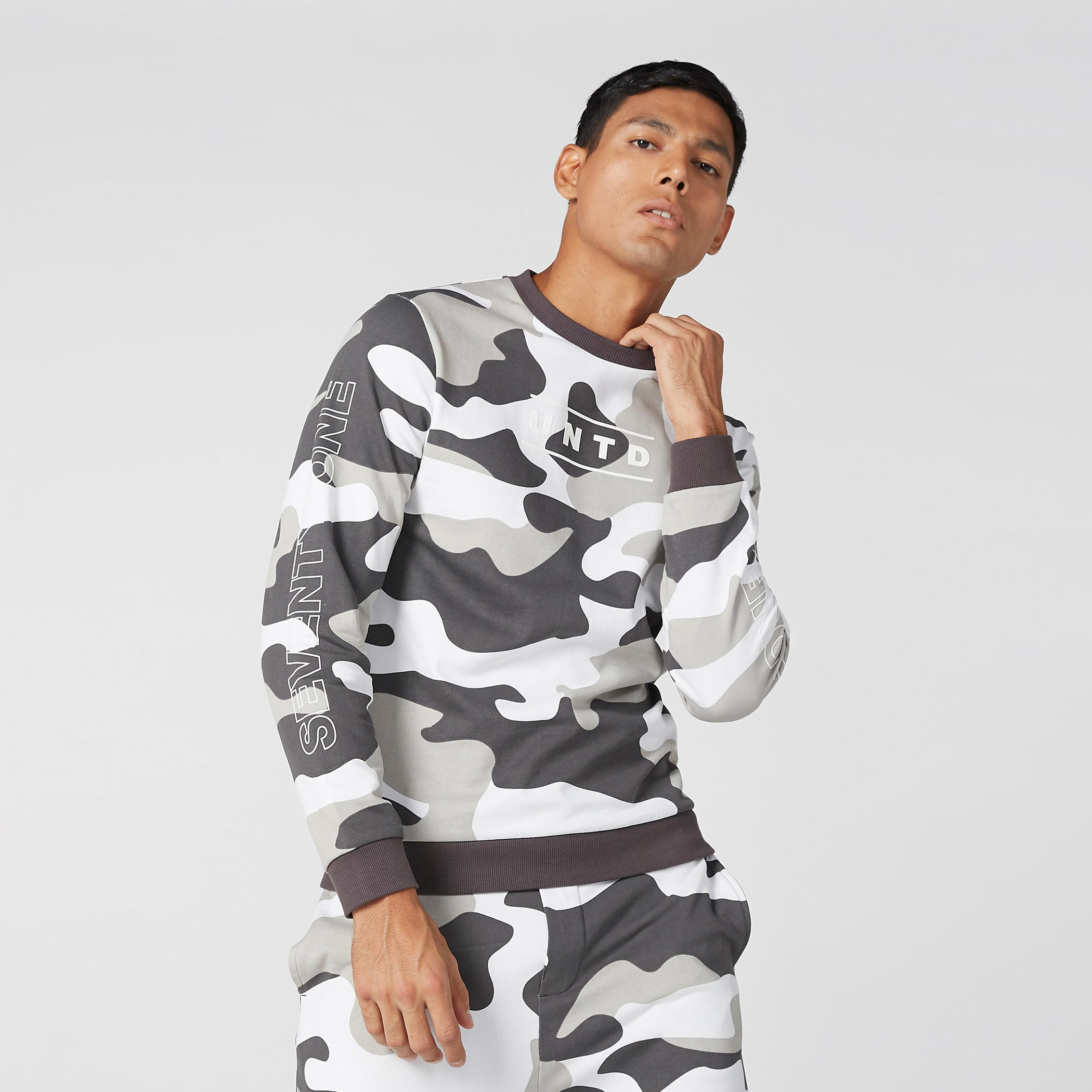 Camouflage Printed Round Neck Sweatshirt with Long Sleeves-men-winterwear-hoodiesandsweatshirts-image-2