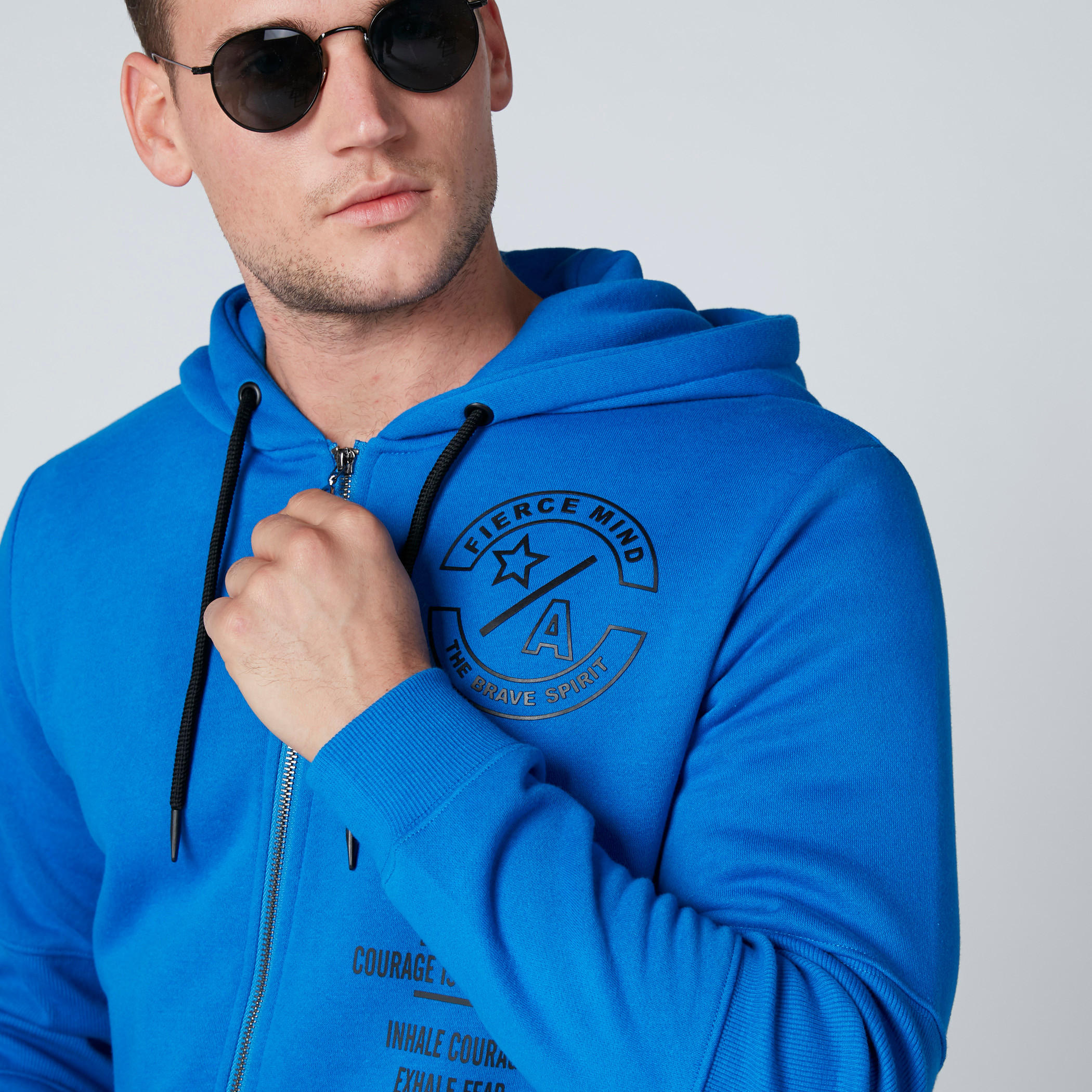 جاكيت بقبعة وجيوب وطبعات-men-clothing-jacketsandblazers-jackets-image-4