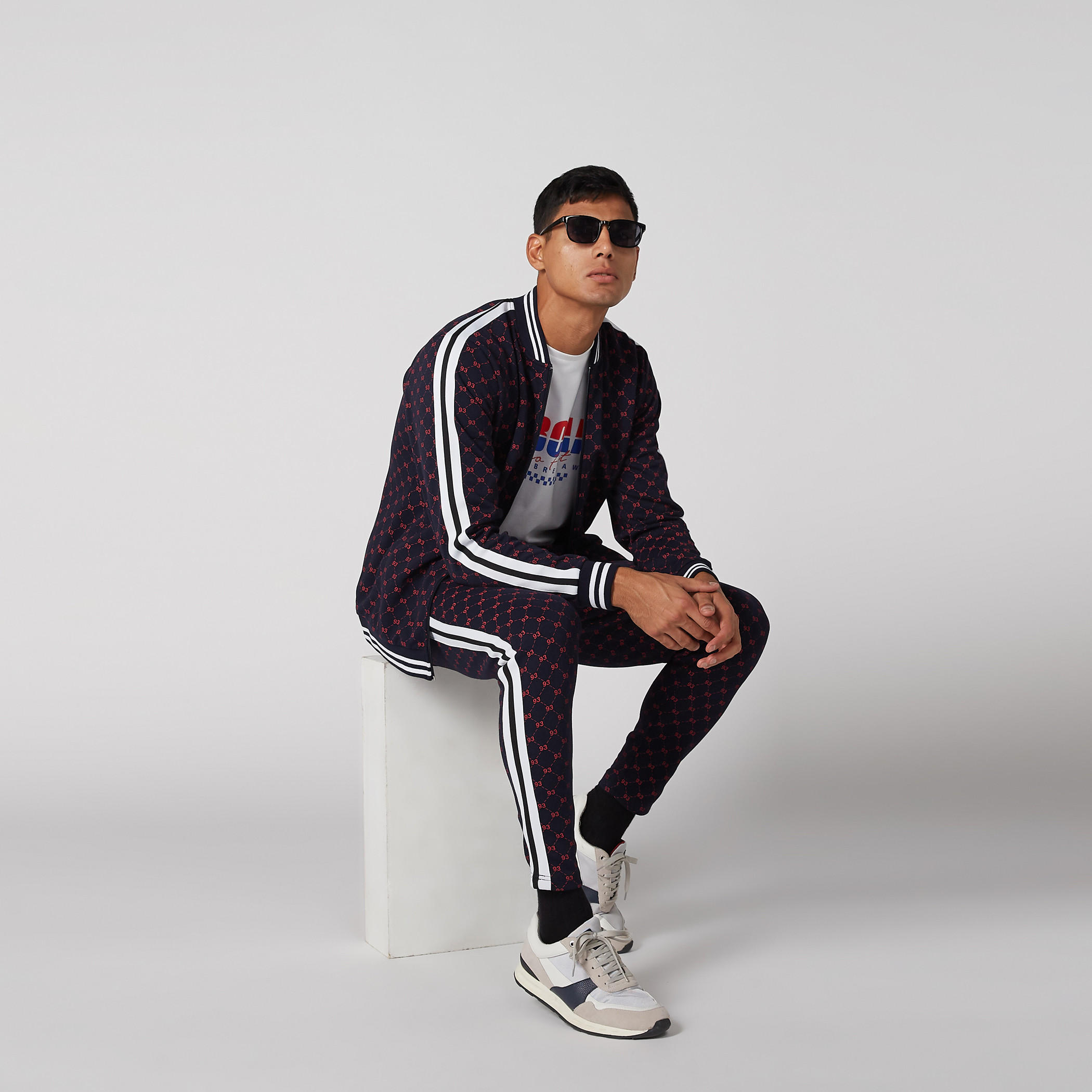 جاكيت بومبر بطبعات وأكمام طويلة-men-clothing-jacketsandblazers-jackets-image-1