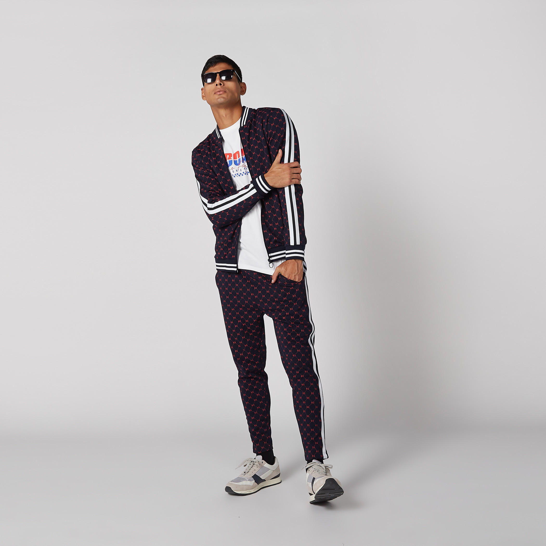 بنطال رياضي مطبوع برباط وجيوب-men-clothing-bottoms-joggers-image-1