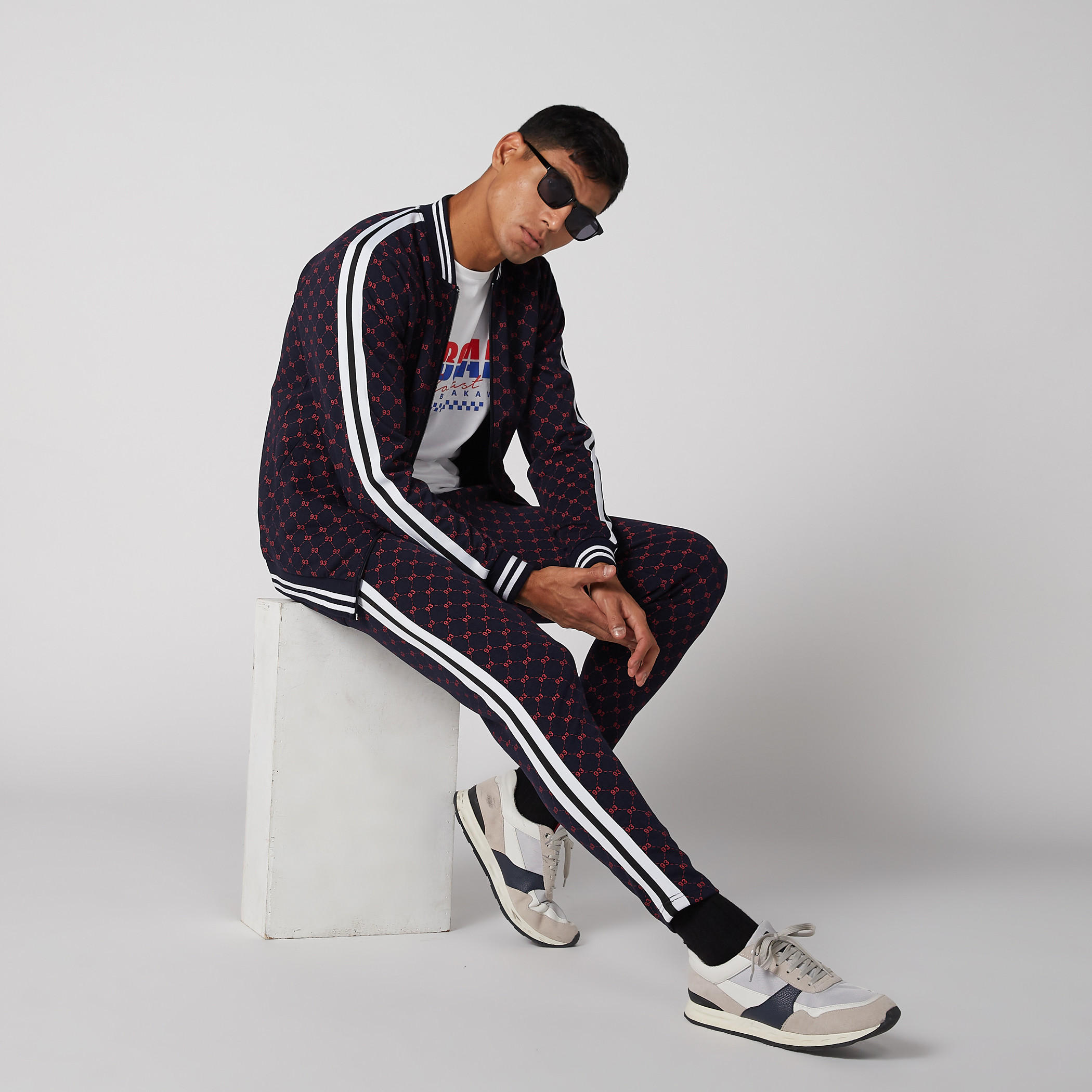 بنطال رياضي مطبوع برباط وجيوب-men-clothing-bottoms-joggers-image-3