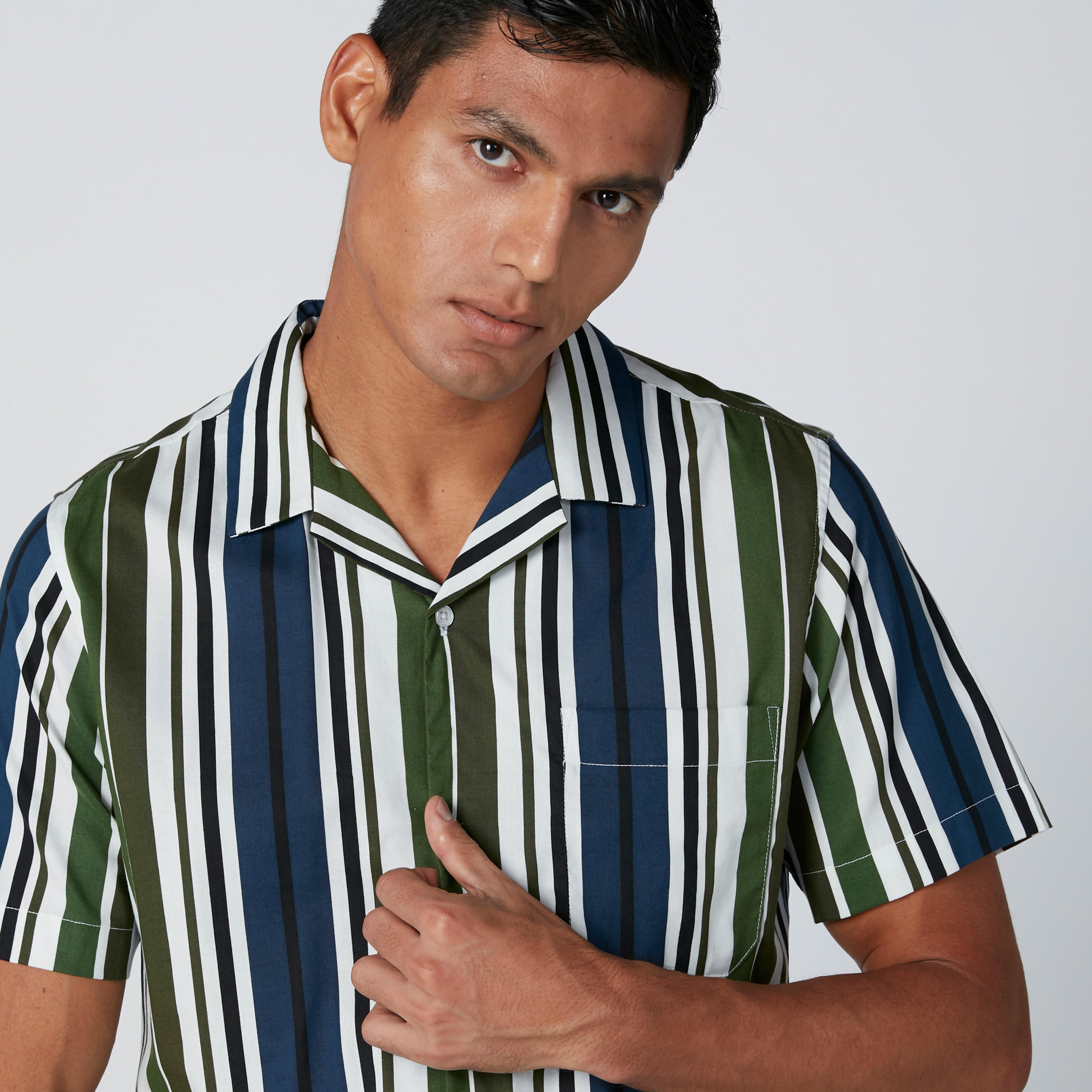 قميص مقلّم بأكمام قصيرة وجيوب-men-clothing-shirts-image-1
