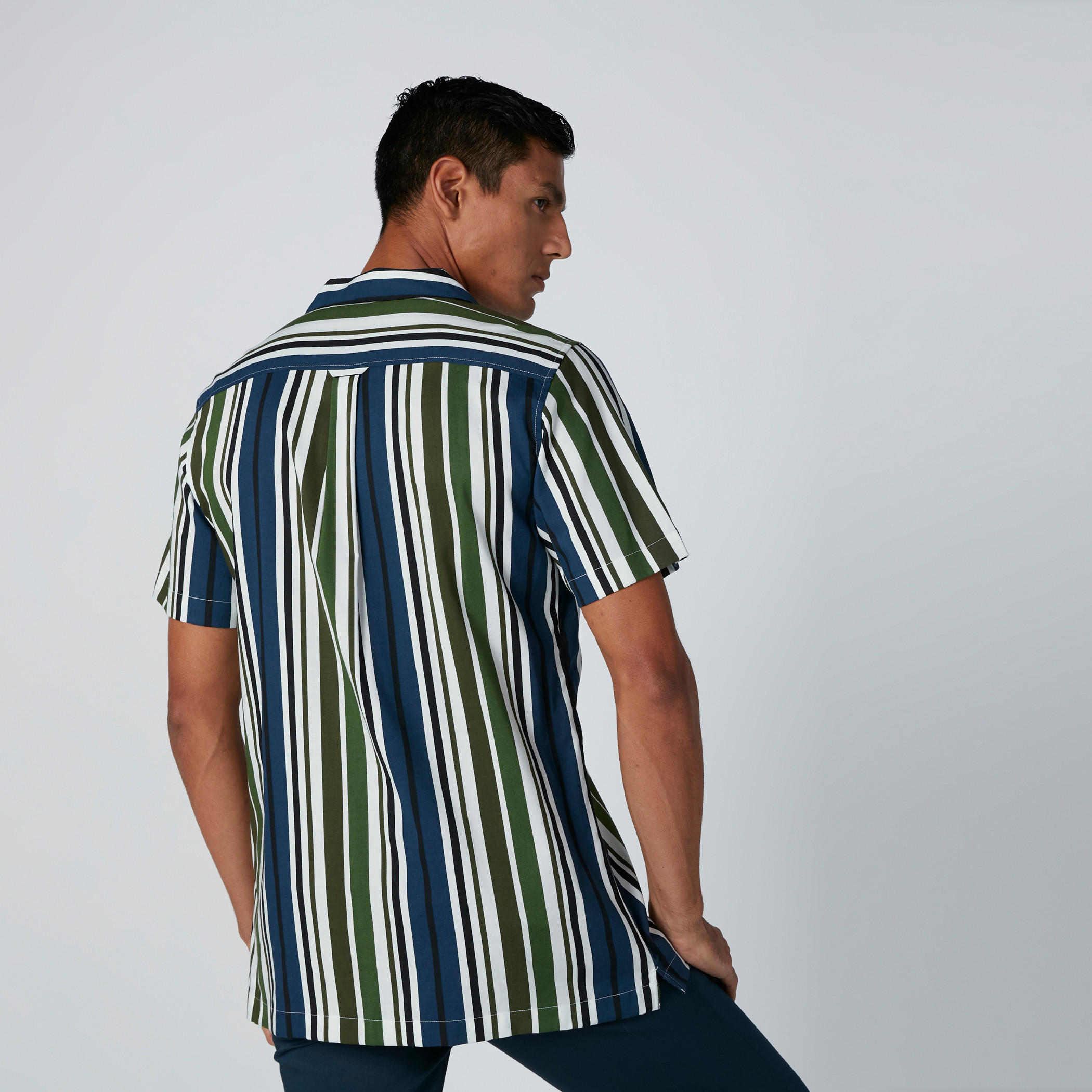 قميص مقلّم بأكمام قصيرة وجيوب-men-clothing-shirts-image-2