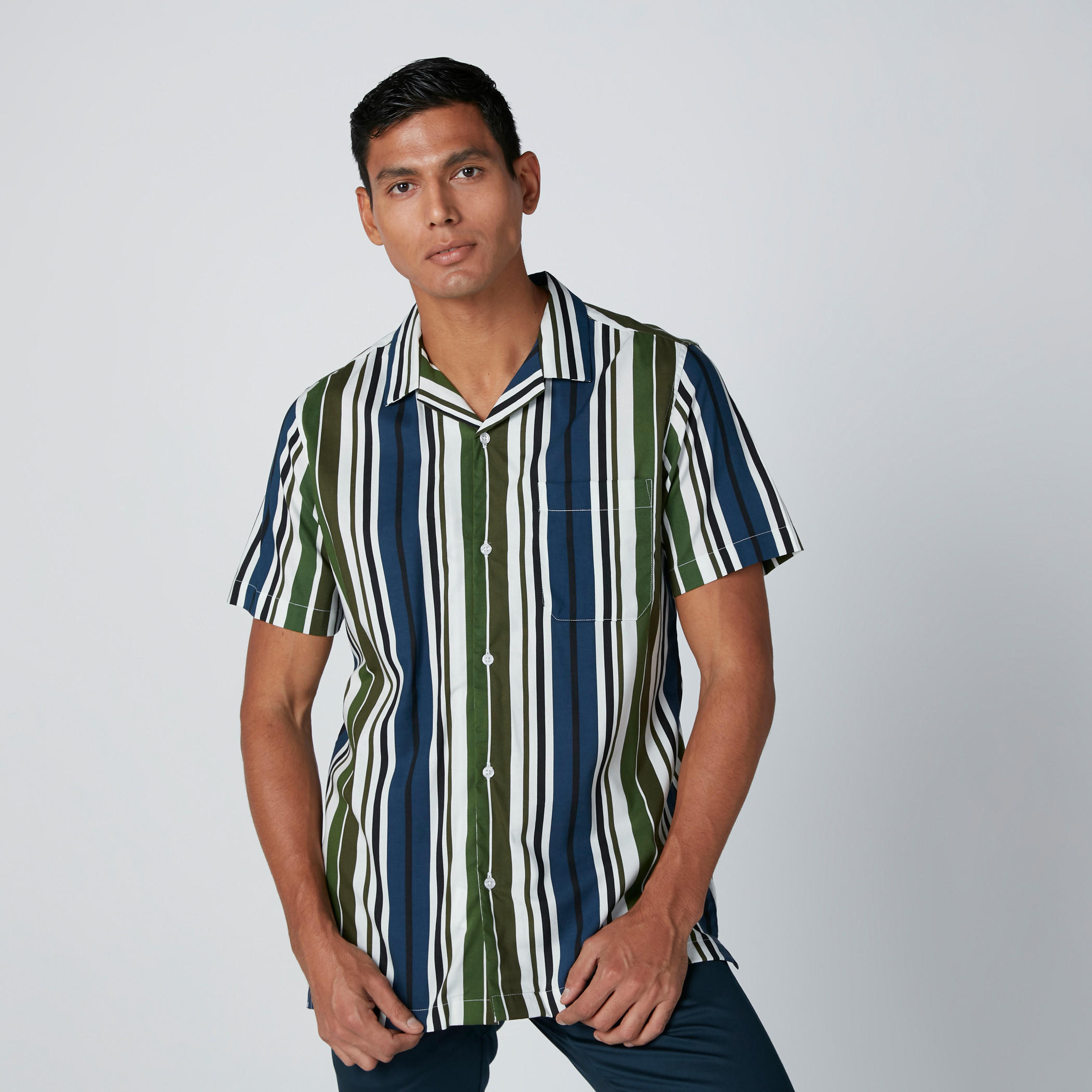 قميص مقلّم بأكمام قصيرة وجيوب-men-clothing-shirts-image-3