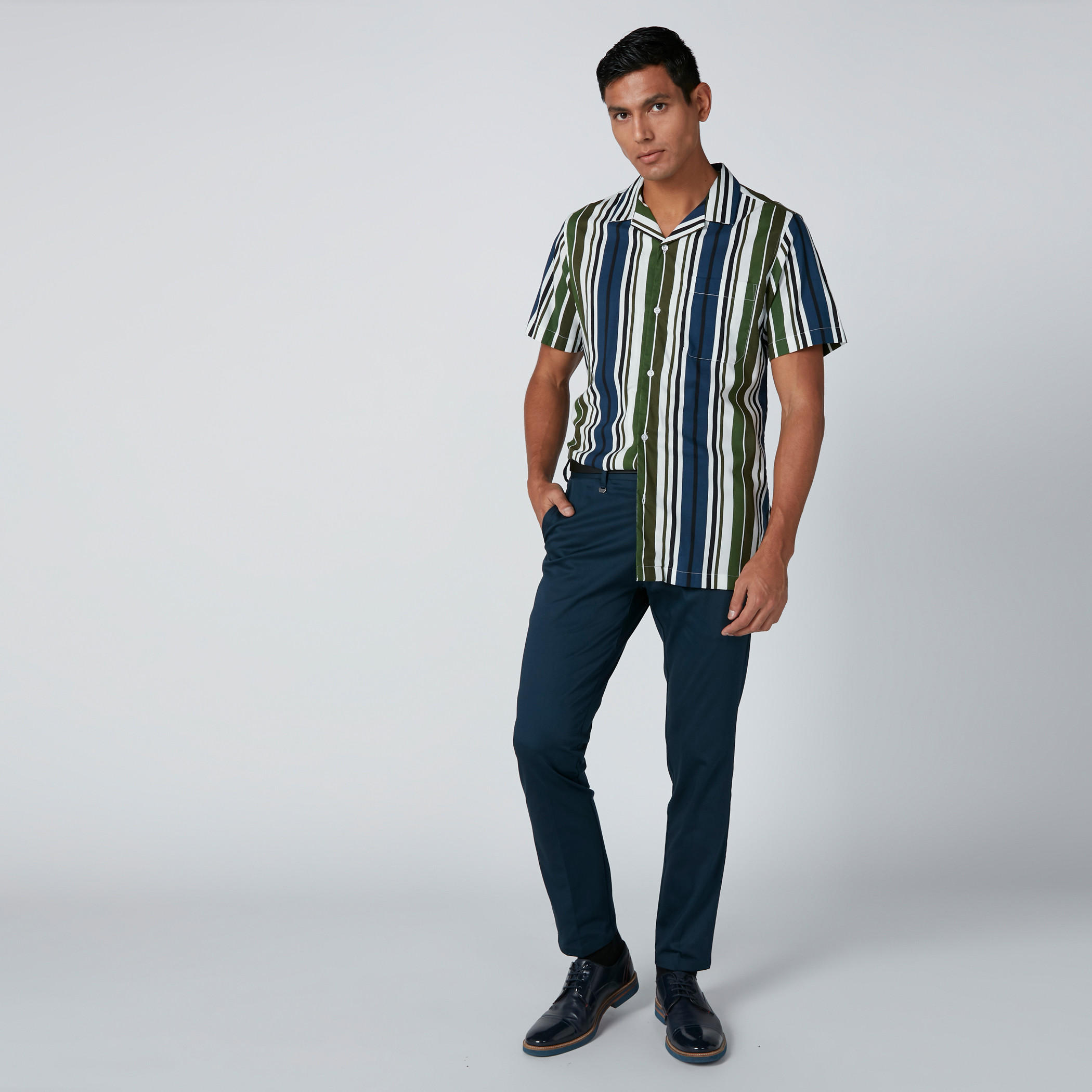 قميص مقلّم بأكمام قصيرة وجيوب-men-clothing-shirts-image-4
