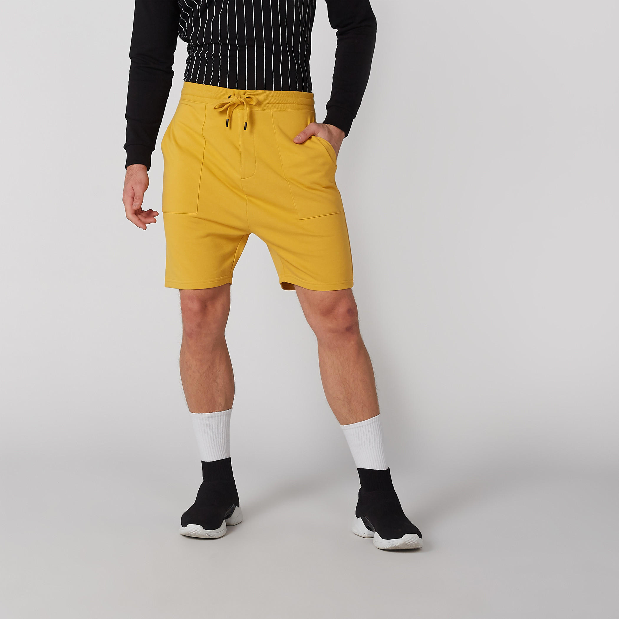 شورت بخصر مطّاطي وجيوب-men-clothing-bottoms-shorts-image-1