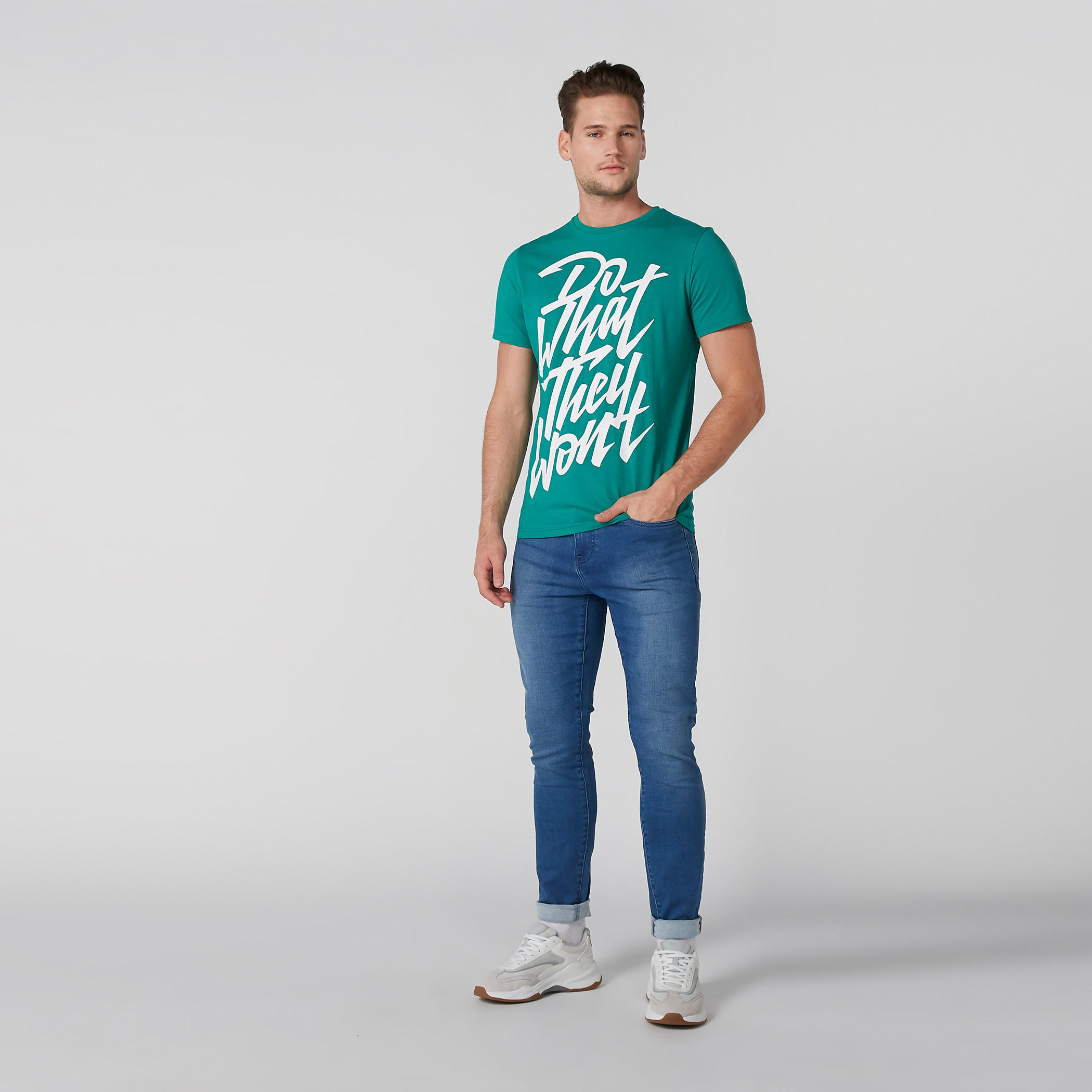 تيشيرت بأكمام قصيرة وطبعات نصيّة-men-clothing-tshirtsandpolos-tshirts-image-3