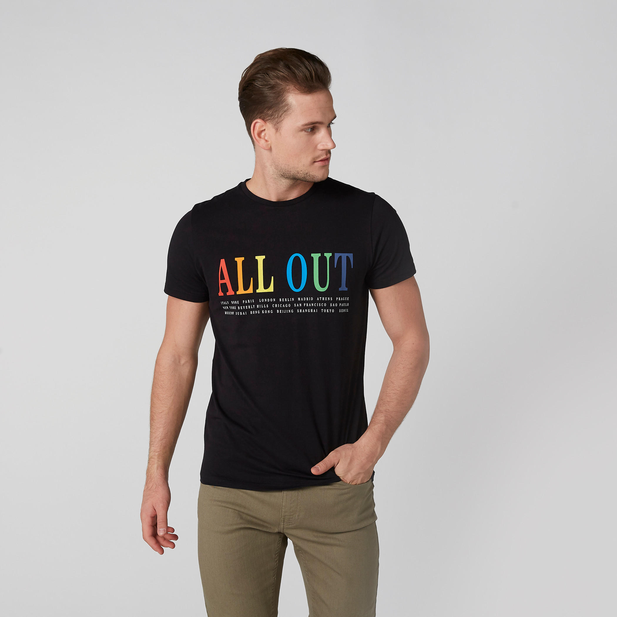 تيشيرت بياقة ضيقة وطبعات-men-clothing-tshirtsandpolos-tshirts-image-1