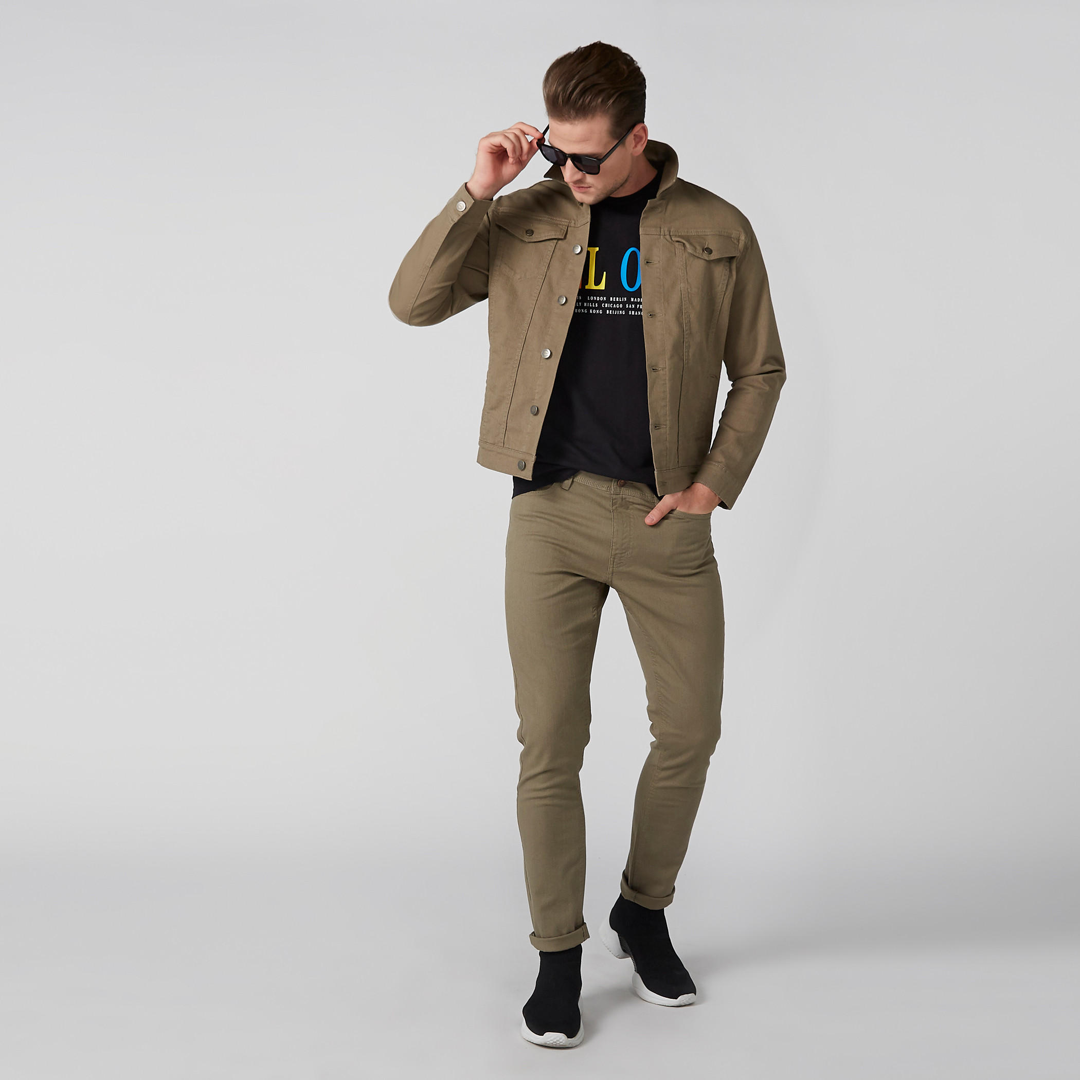 تيشيرت بياقة ضيقة وطبعات-men-clothing-tshirtsandpolos-tshirts-image-2