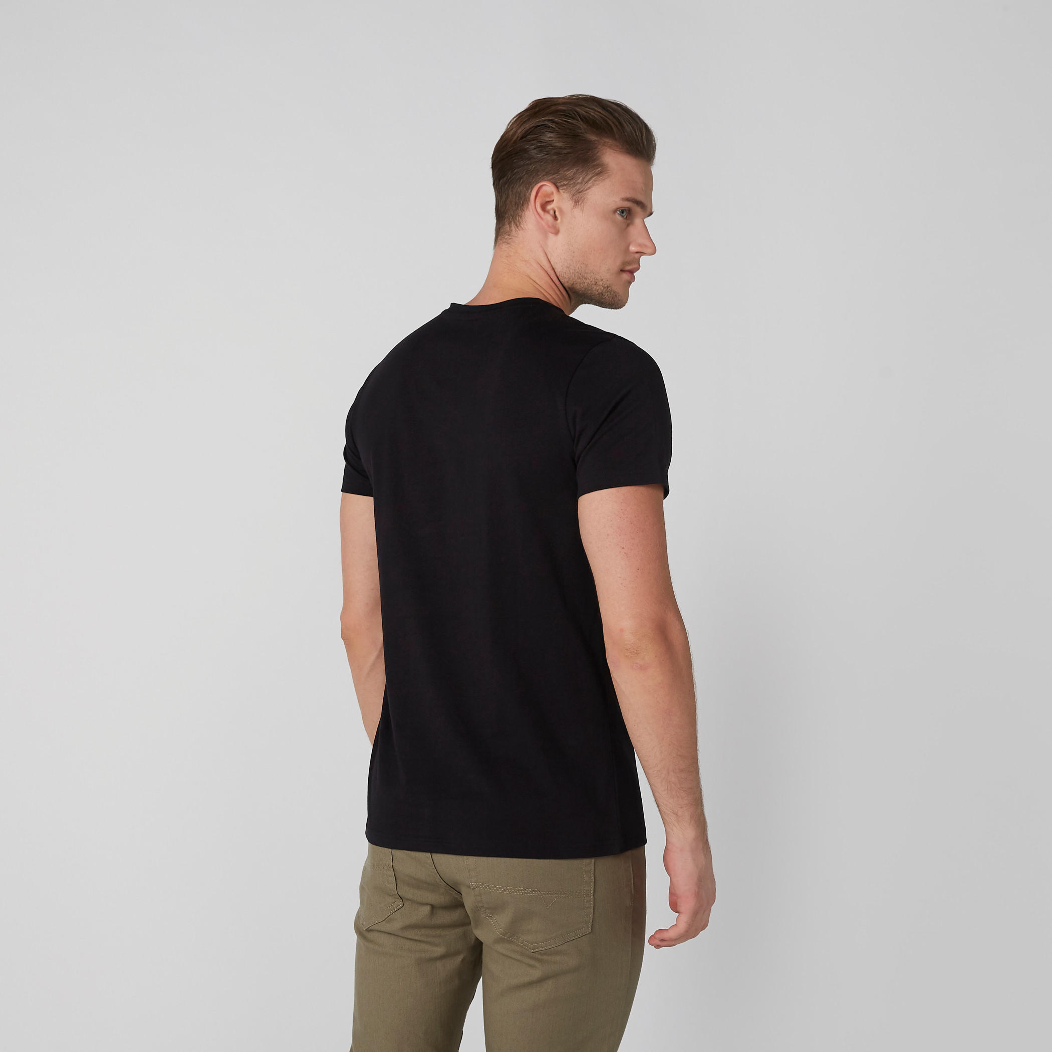 تيشيرت بياقة ضيقة وطبعات-men-clothing-tshirtsandpolos-tshirts-image-3