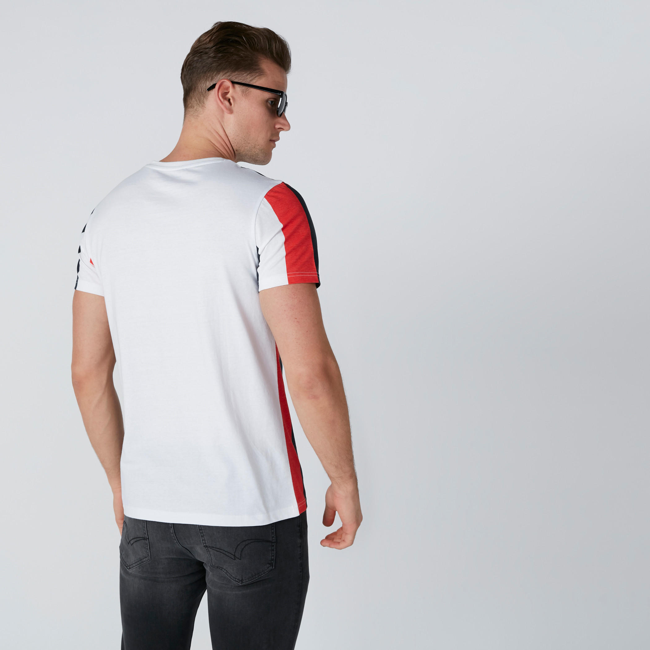 تيشيرت بطبعات وياقة مستديرة وأكمام قصيرة-men-clothing-tshirtsandpolos-tshirts-image-2
