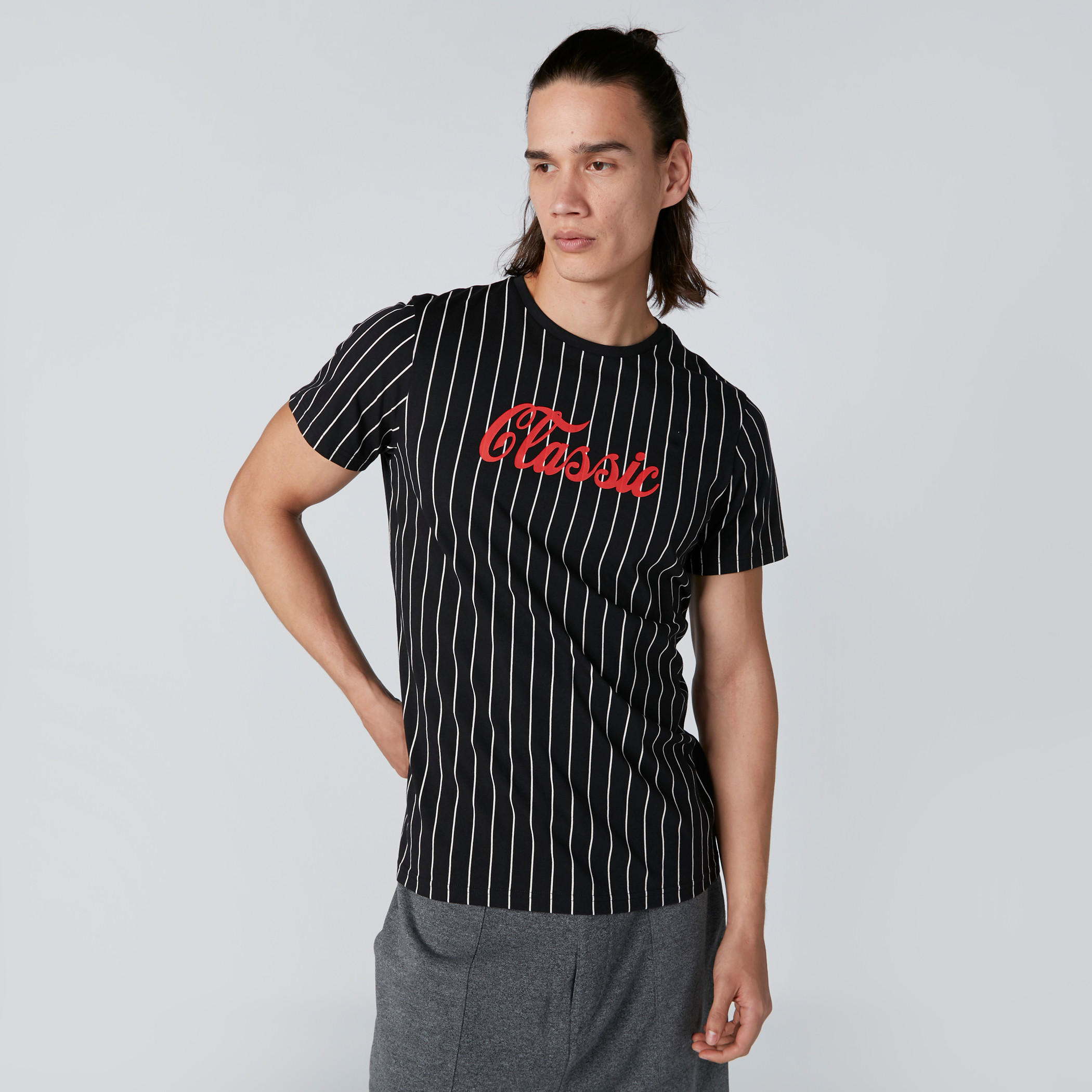 تيشيرت مقلّم بياقة ضيقة وأكمام قصيرة-men-clothing-tshirtsandpolos-tshirts-image-1