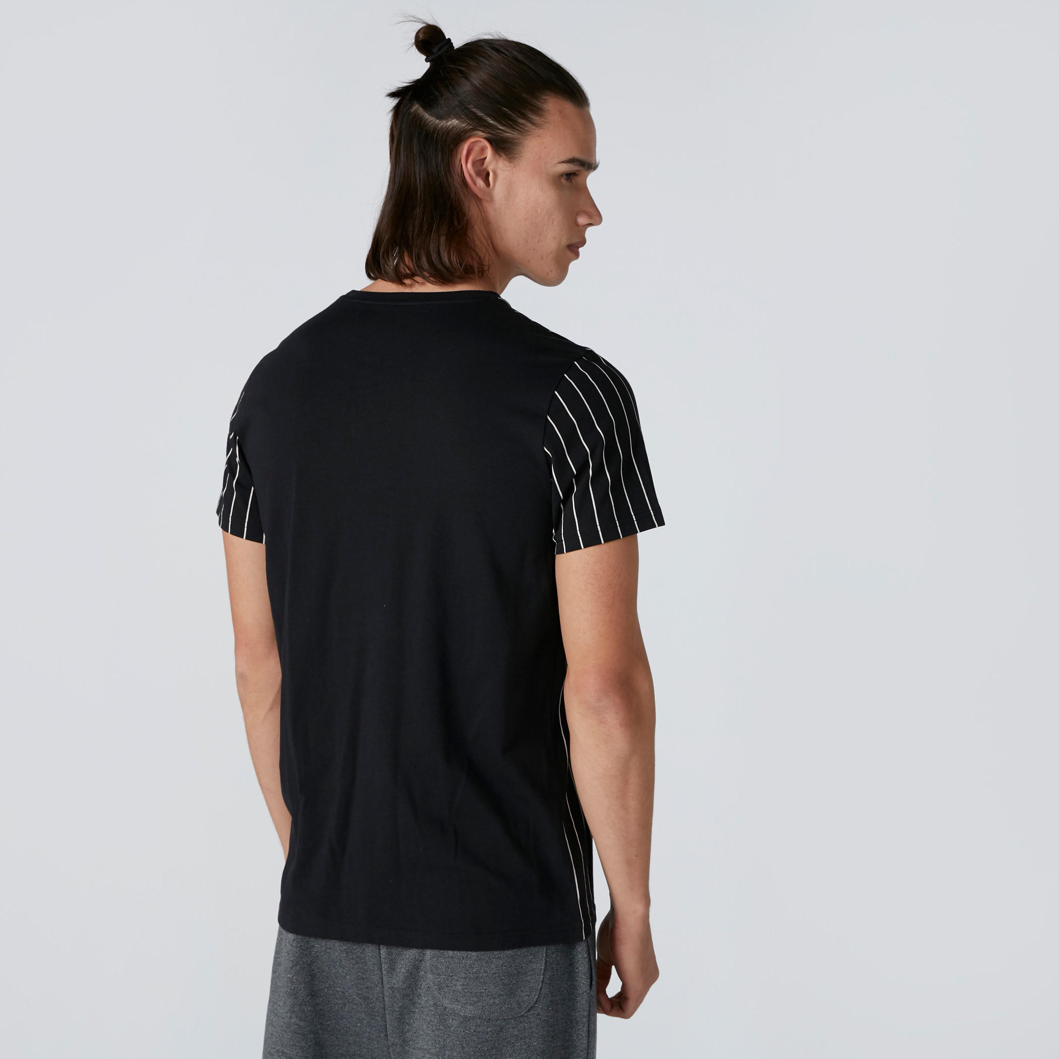 تيشيرت مقلّم بياقة ضيقة وأكمام قصيرة-men-clothing-tshirtsandpolos-tshirts-image-2