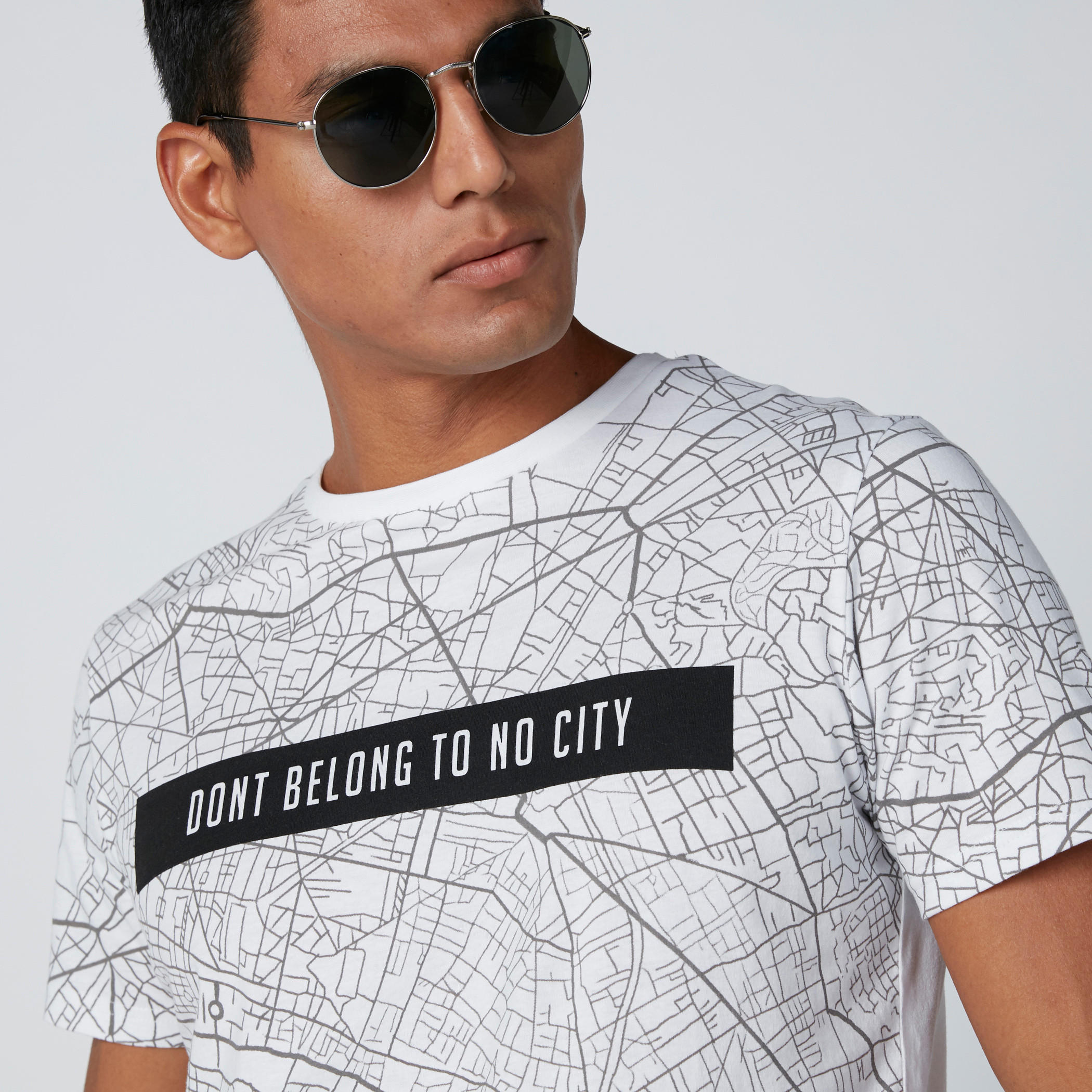 تيشيرت بياقة مستديرة وأكمام قصيرة وطبعات-men-clothing-tshirtsandpolos-tshirts-image-2