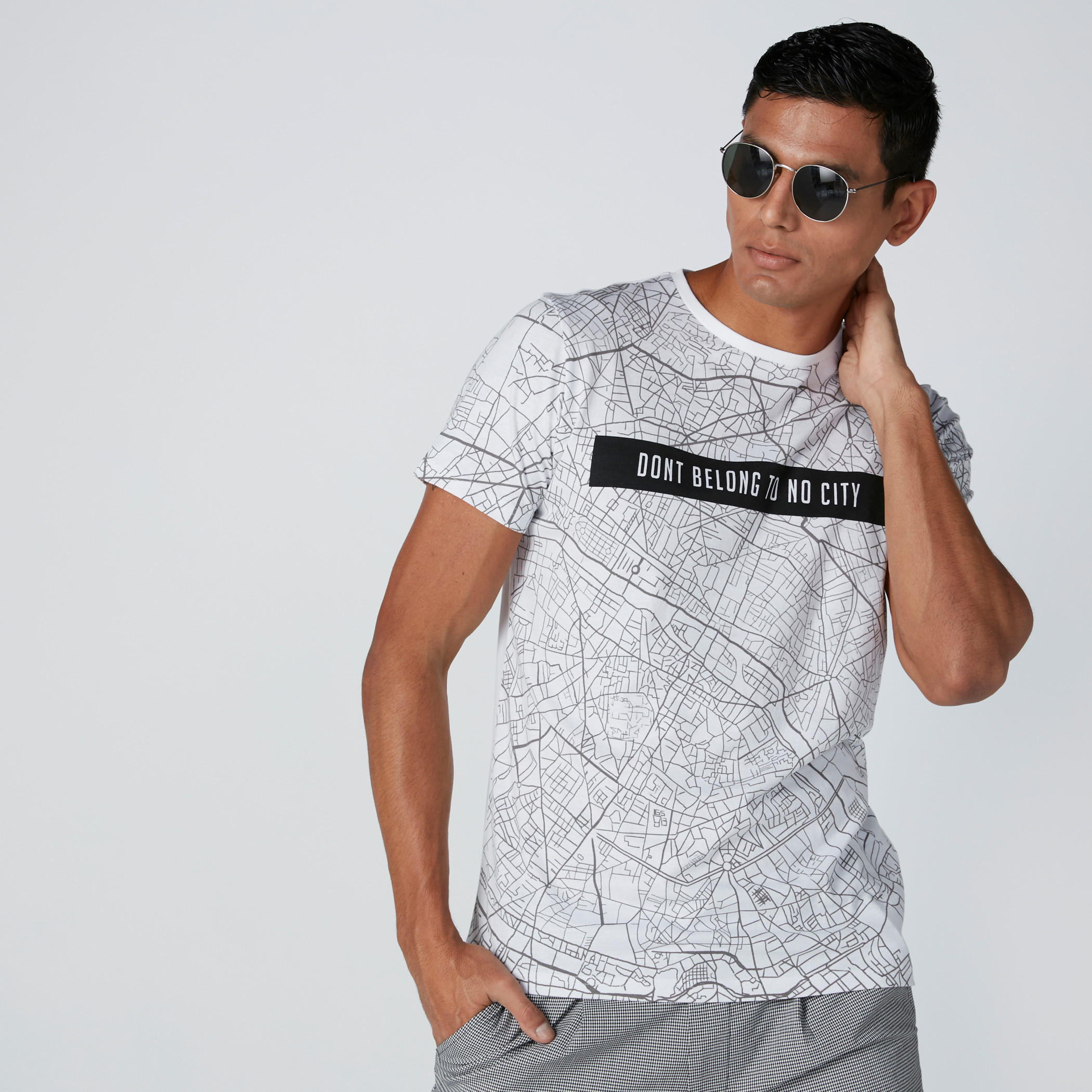 تيشيرت بياقة مستديرة وأكمام قصيرة وطبعات-men-clothing-tshirtsandpolos-tshirts-image-1