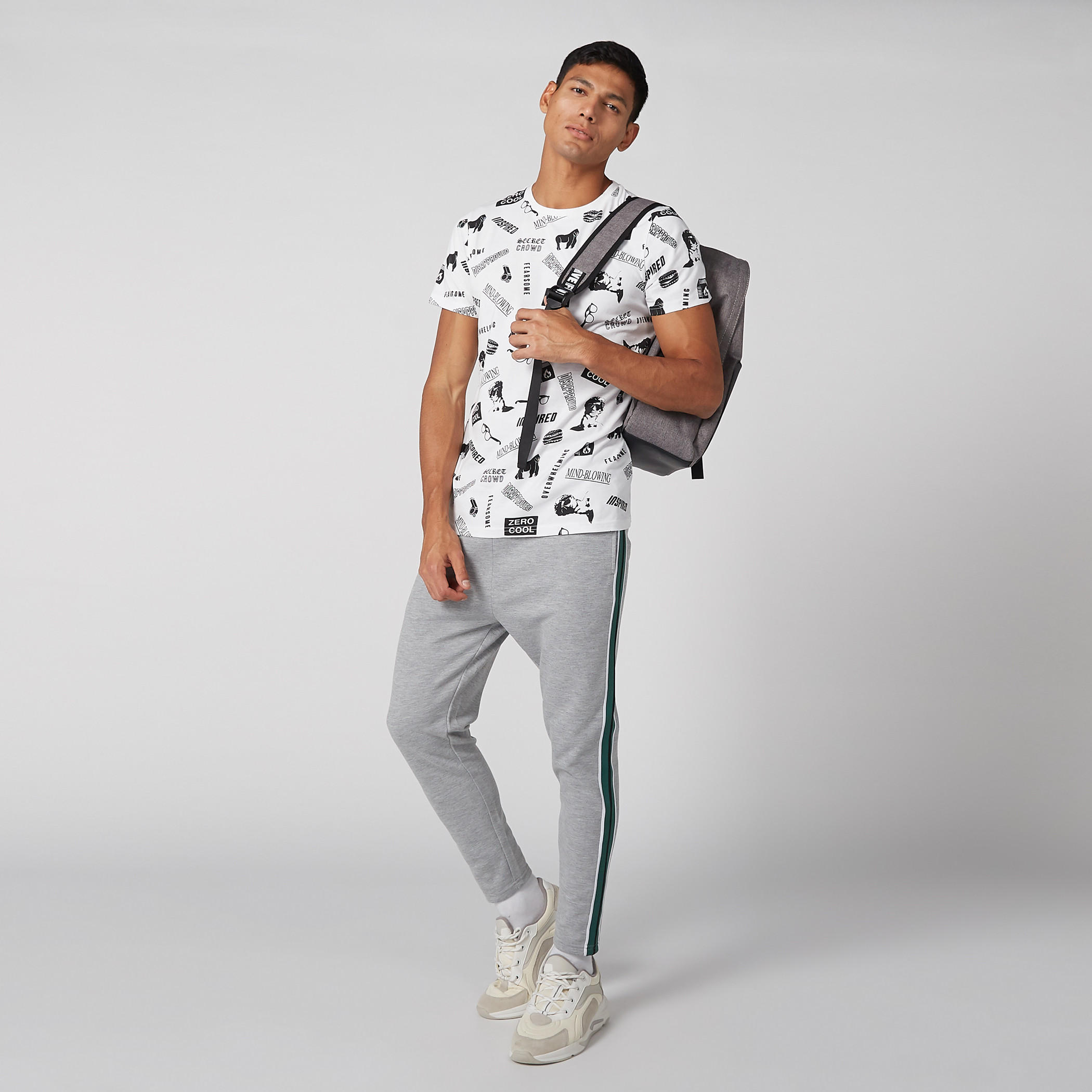 تيشيرت بياقة ضيّقة وأكمام قصيرة وطبعات-men-clothing-tshirtsandpolos-tshirts-image-1