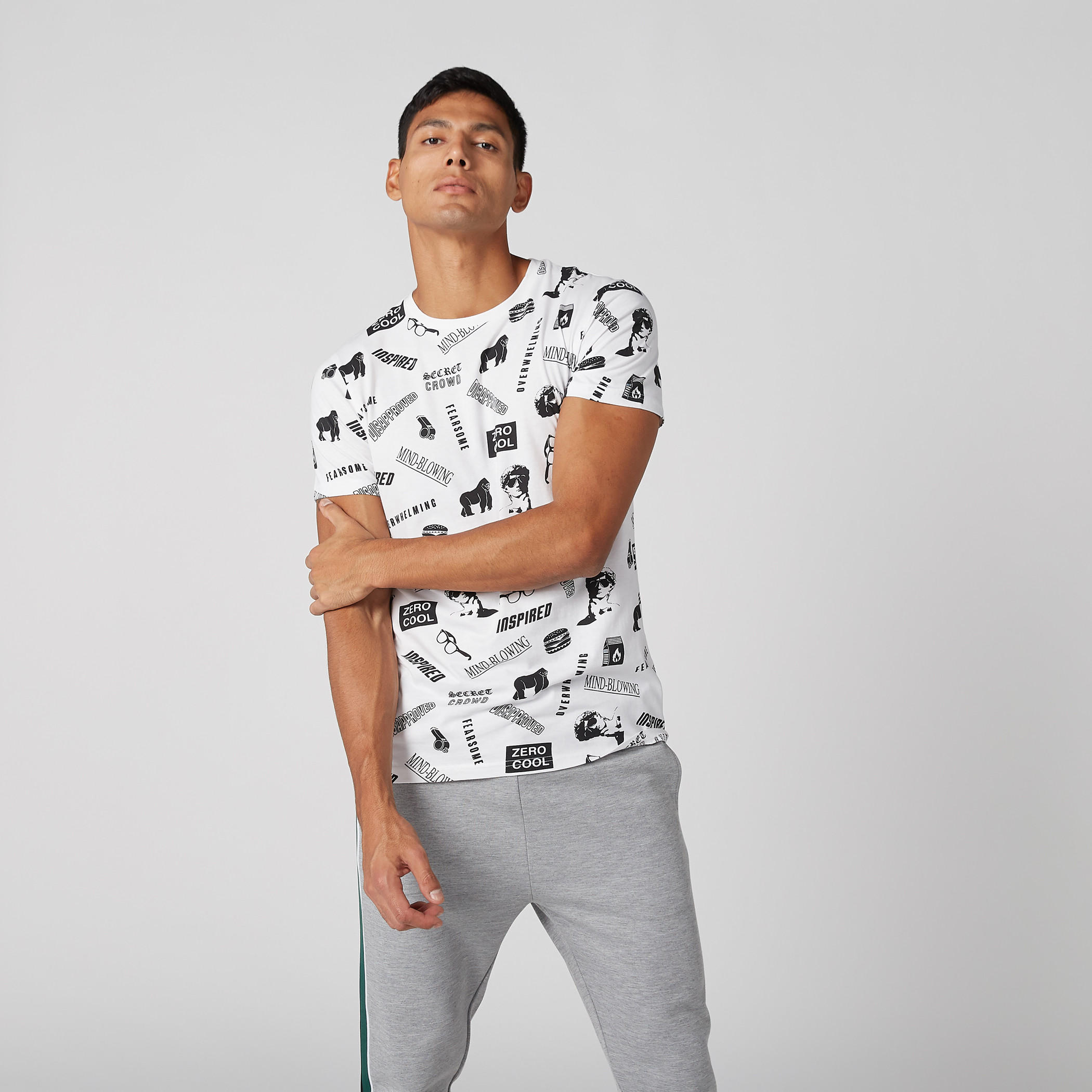 تيشيرت بياقة ضيّقة وأكمام قصيرة وطبعات-men-clothing-tshirtsandpolos-tshirts-image-2