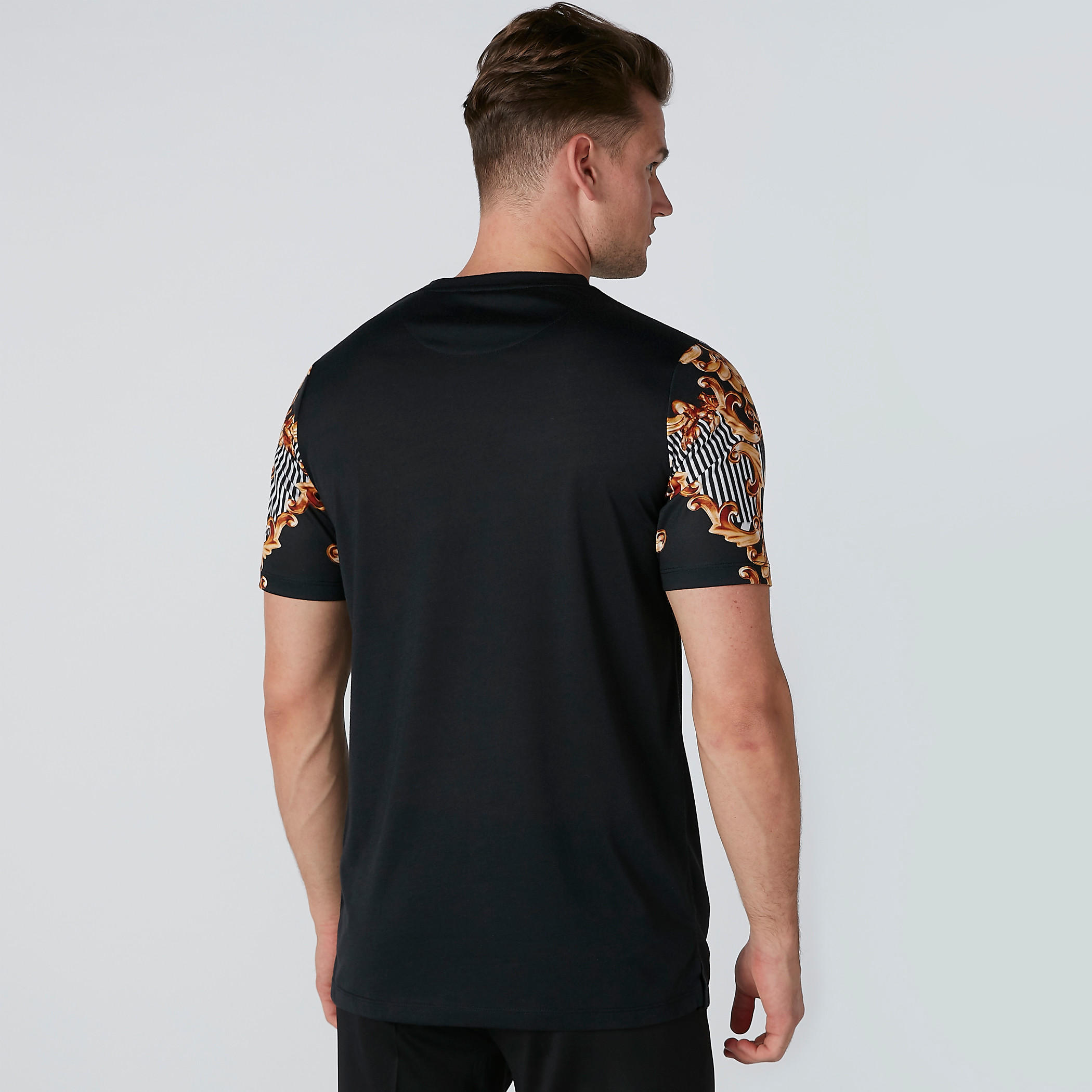 تيشيرت بطبعات وياقة مستديرة وأكمام قصيرة-men-clothing-tshirtsandpolos-tshirts-image-2