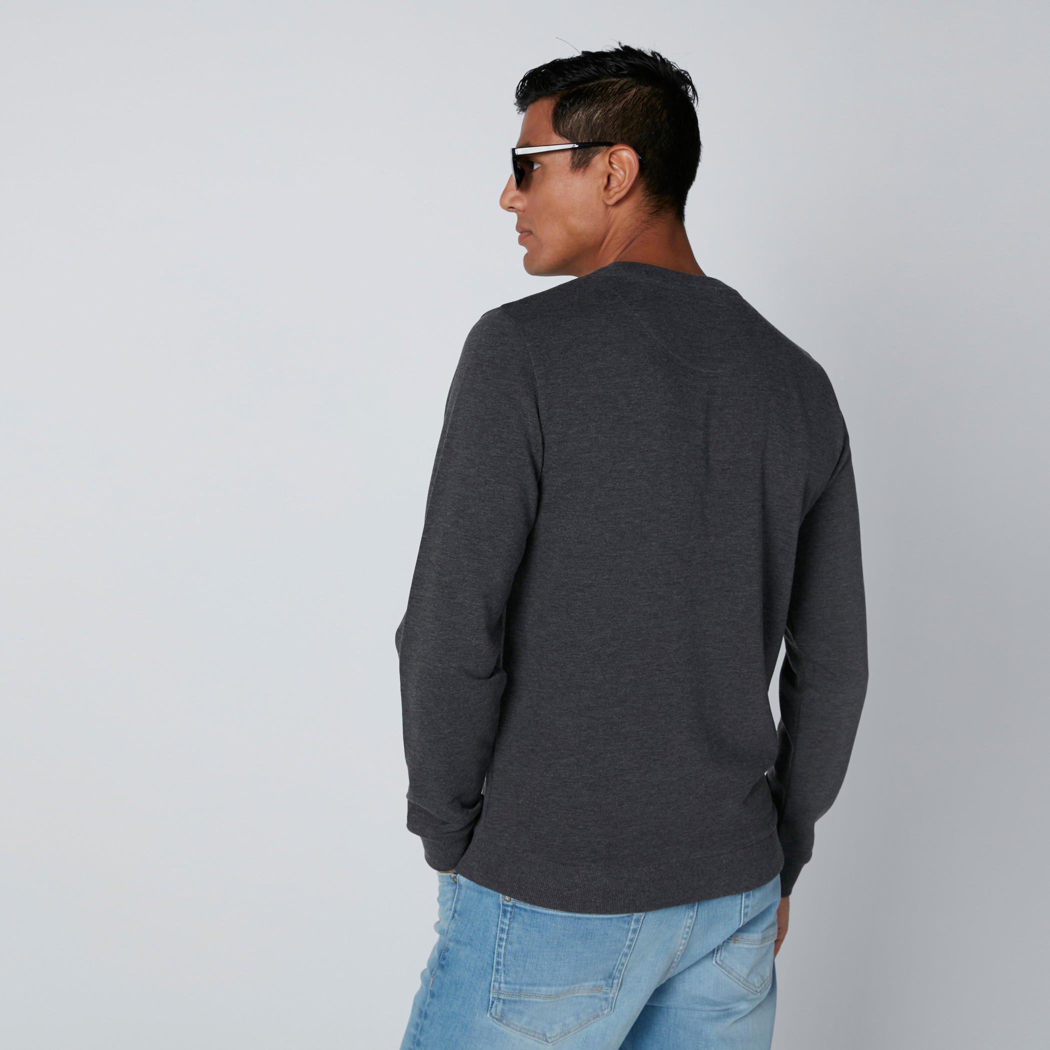 سويت شيرت بياقة مستديرة وأكمام طويلة وطبعات-men-winterwear-hoodiesandsweatshirts-image-2