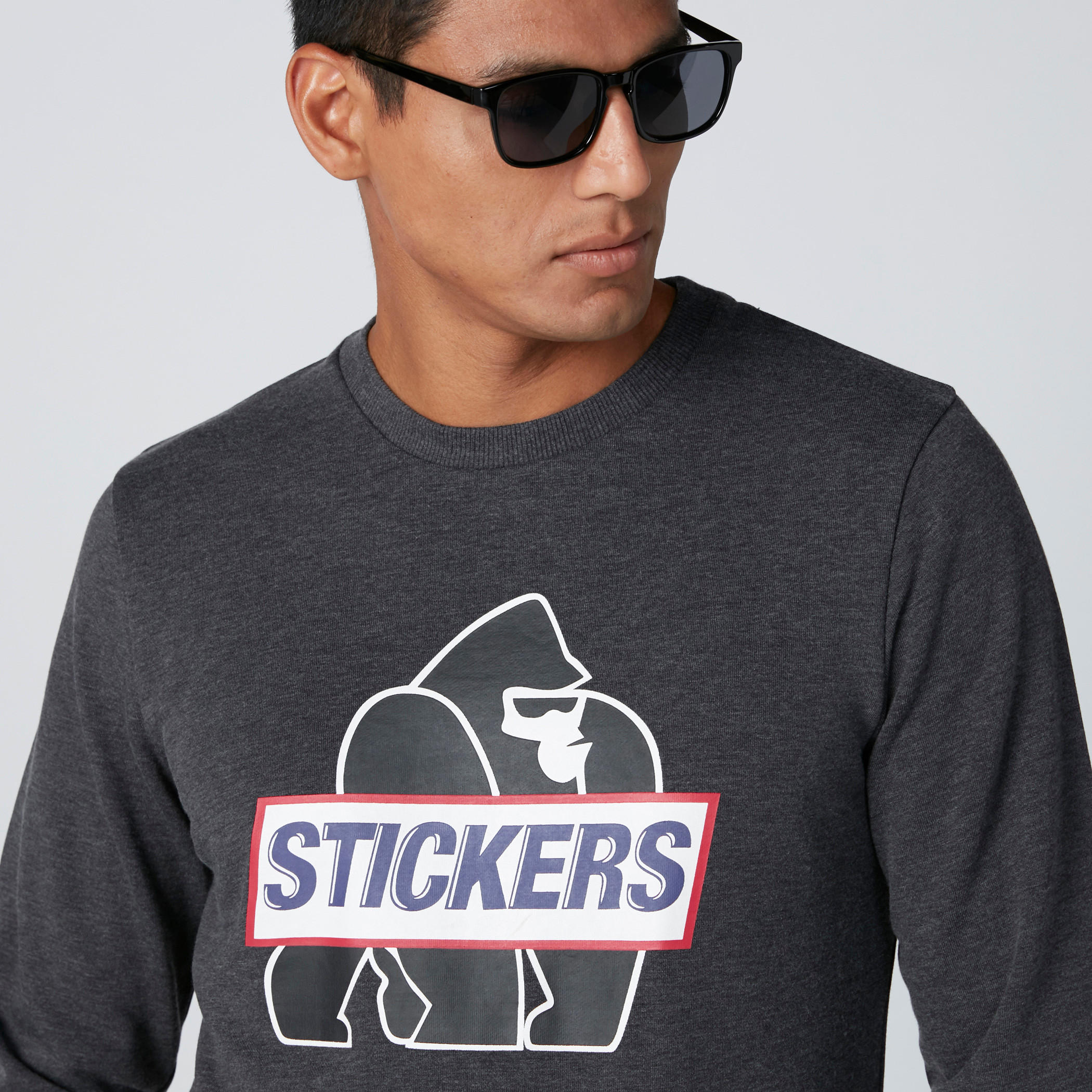 سويت شيرت بياقة مستديرة وأكمام طويلة وطبعات-men-winterwear-hoodiesandsweatshirts-image-4