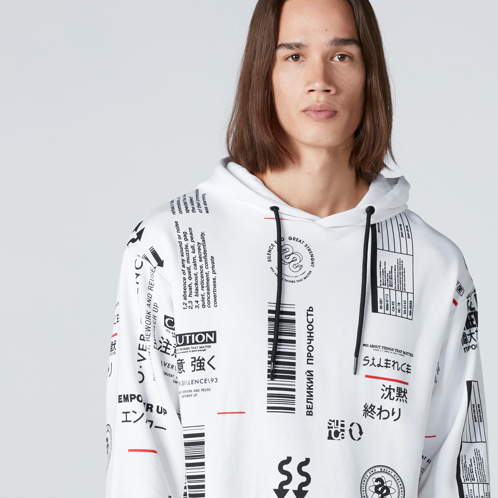 سويت شيرت بنقش مطبوع مع قبعة متصلة-men-winterwear-hoodiesandsweatshirts-image-2