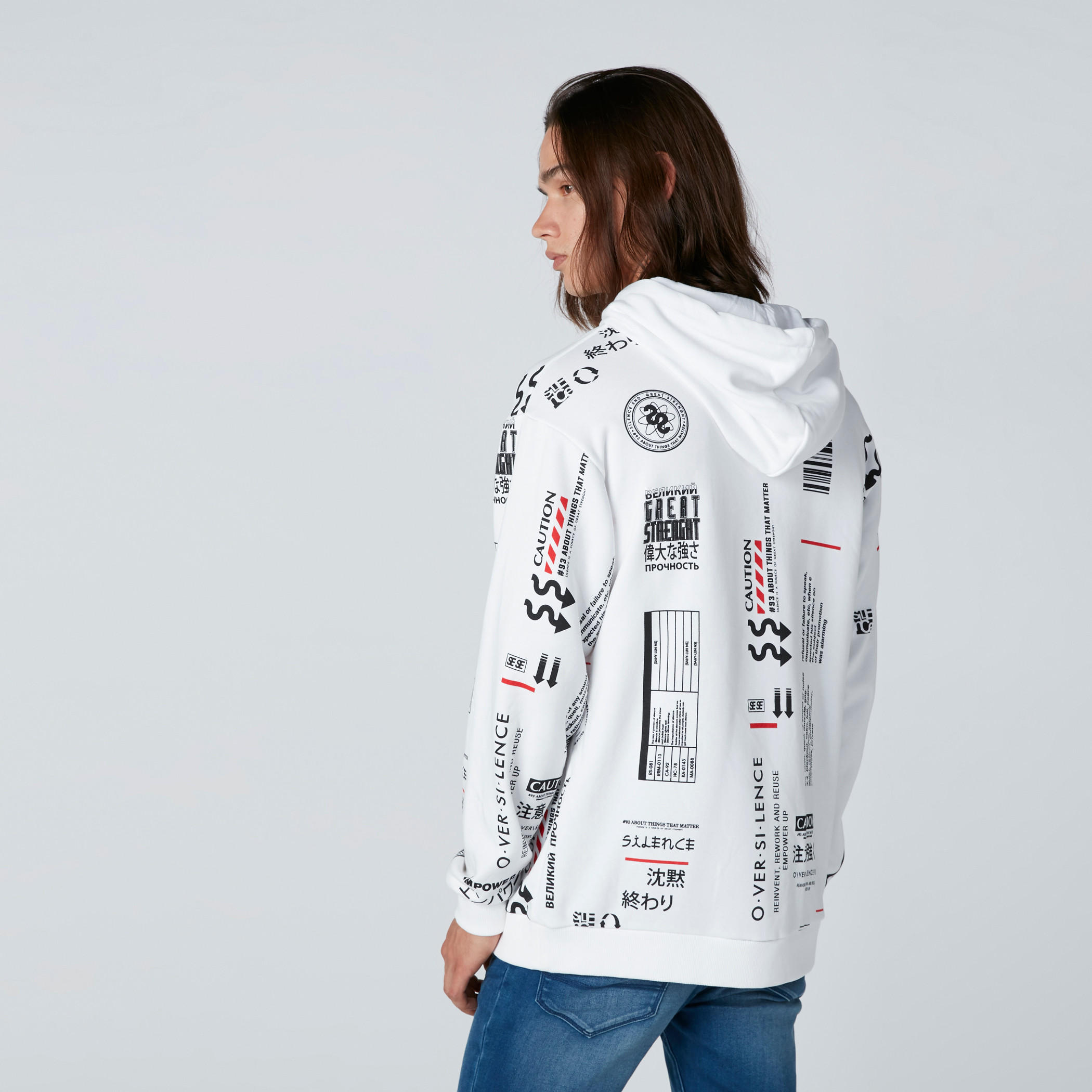 سويت شيرت بنقش مطبوع مع قبعة متصلة-men-winterwear-hoodiesandsweatshirts-image-1