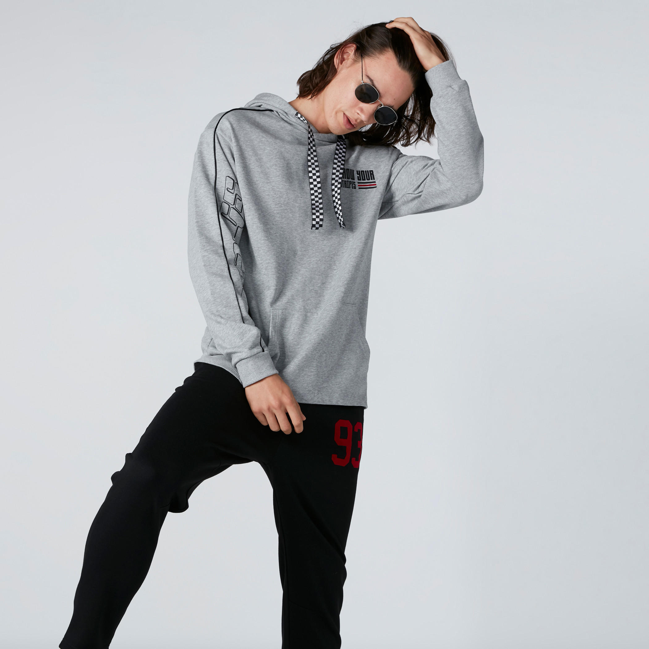 سويت شيرت بطبعات وقبعة وجيوب-men-winterwear-hoodiesandsweatshirts-image-2