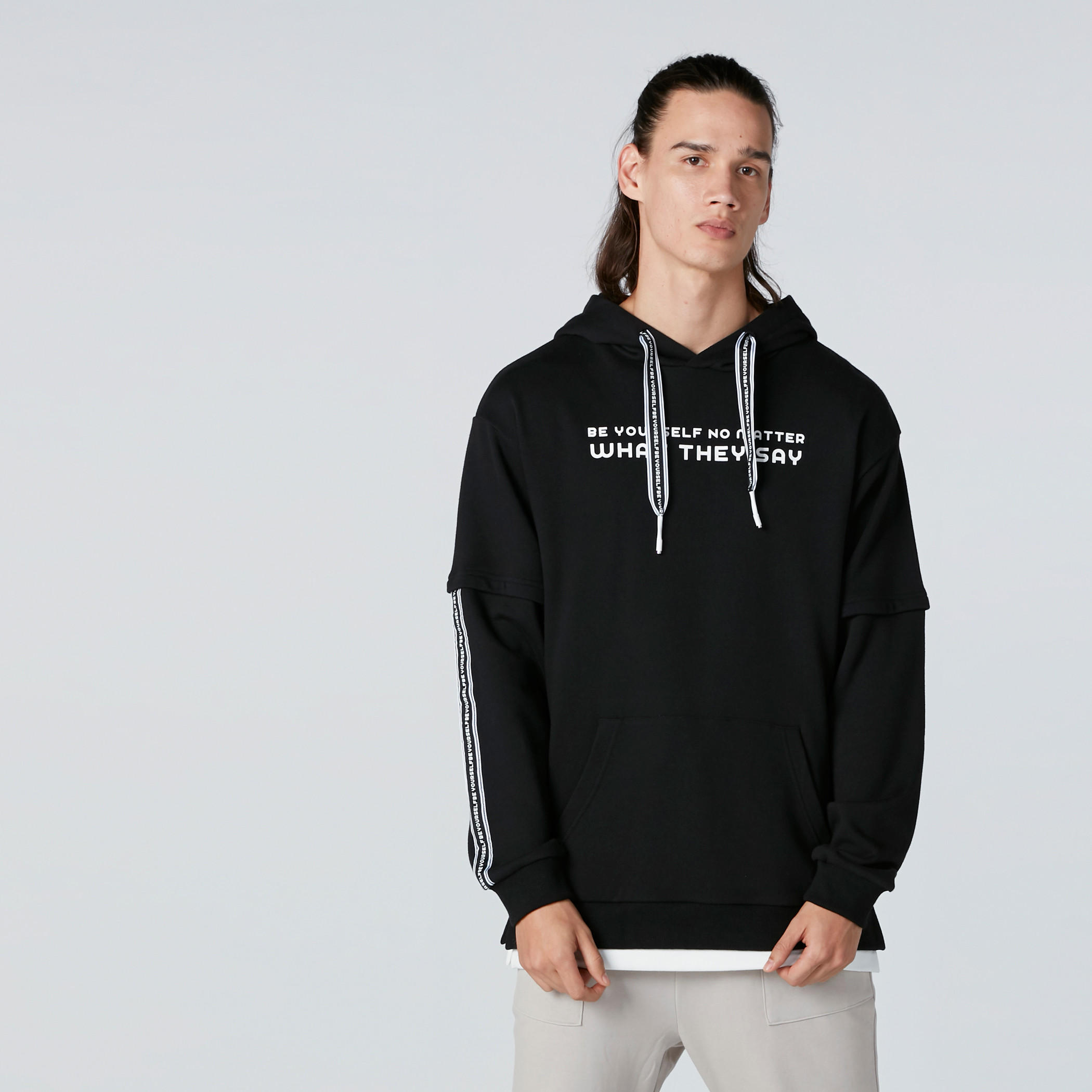 سويت شيرت بطبعات وأكمام منسدلة وقبعة-men-winterwear-hoodiesandsweatshirts-image-1