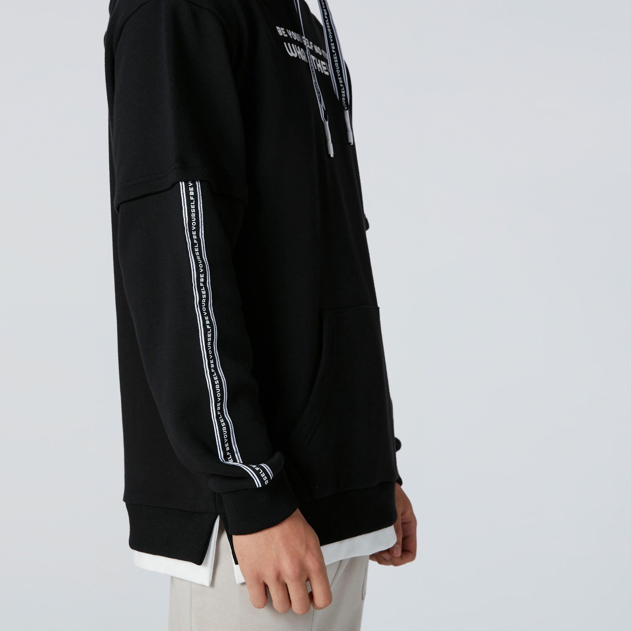 سويت شيرت بطبعات وأكمام منسدلة وقبعة-men-winterwear-hoodiesandsweatshirts-image-4