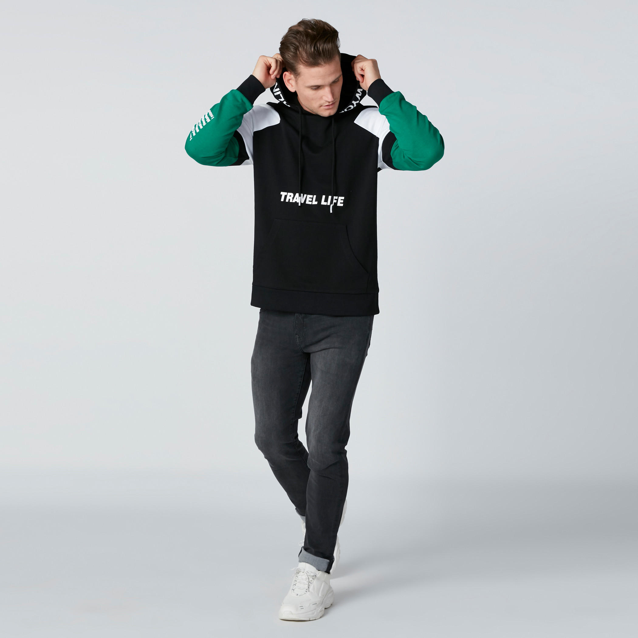 سويت شيرت بأكمام طويلة وطبعات وقبّعة-men-winterwear-hoodiesandsweatshirts-image-1
