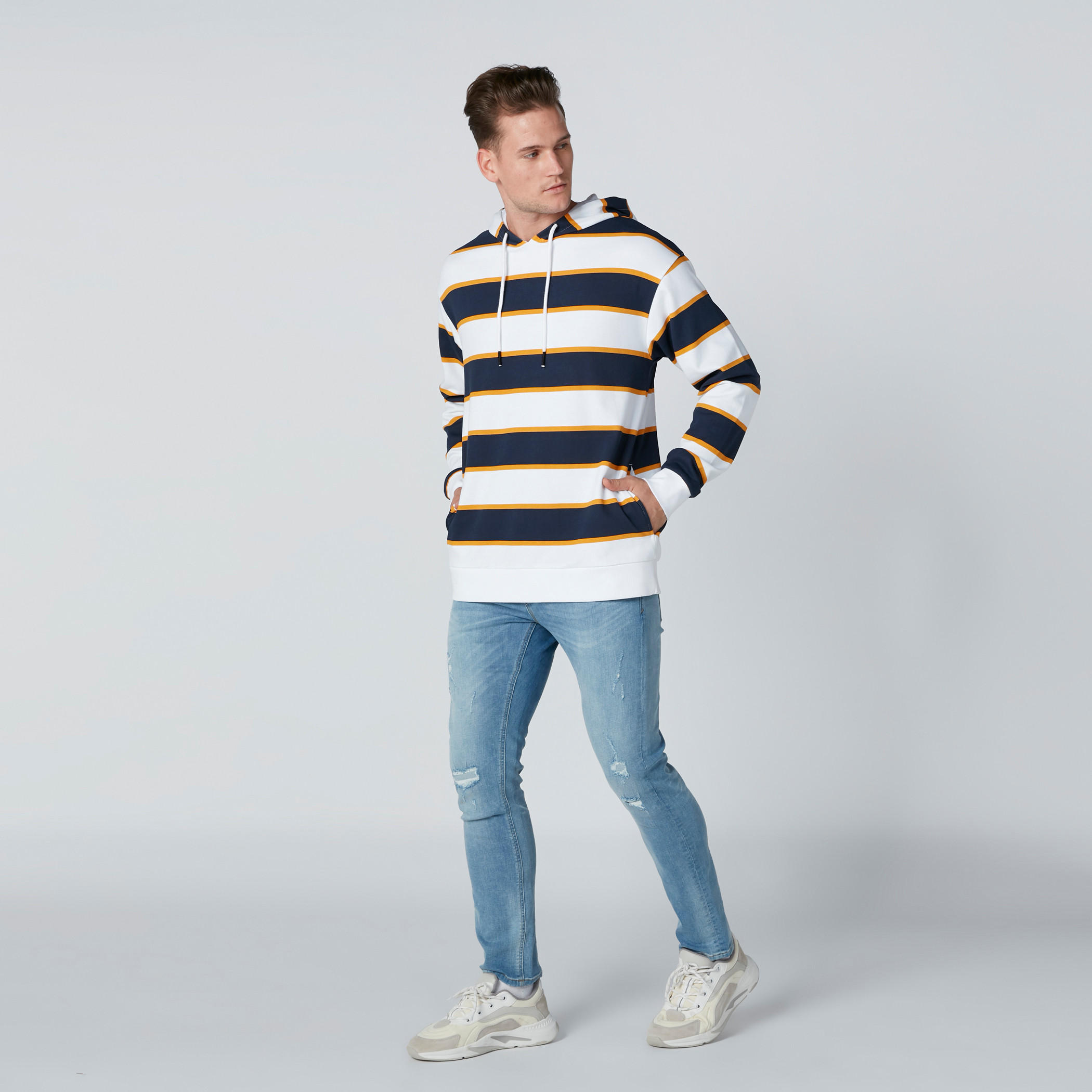 سويت شيرت مقلّم بقبعة وجيوب-men-winterwear-hoodiesandsweatshirts-image-1