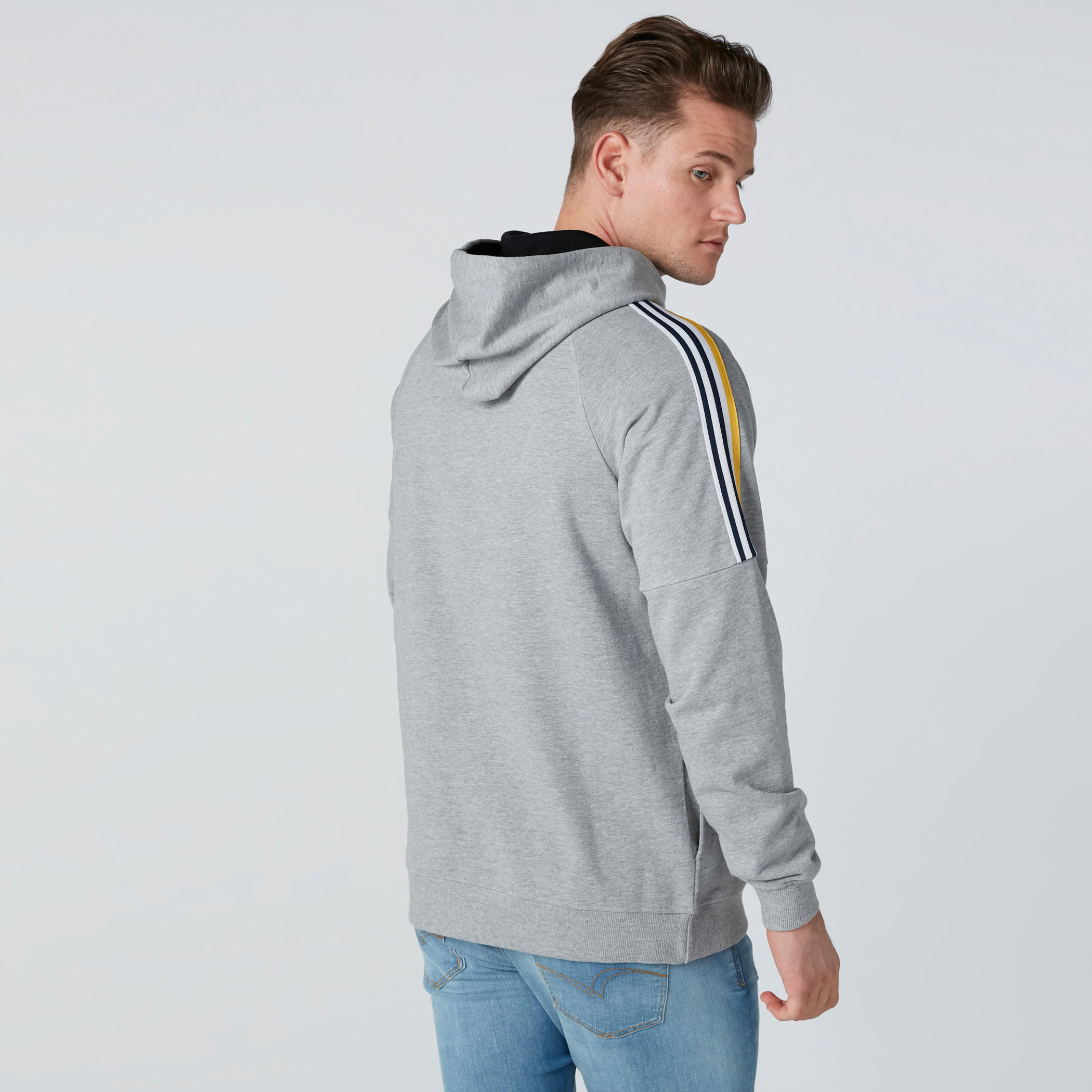 سويت شيرت بقبعة وطبعات-men-winterwear-hoodiesandsweatshirts-image-2