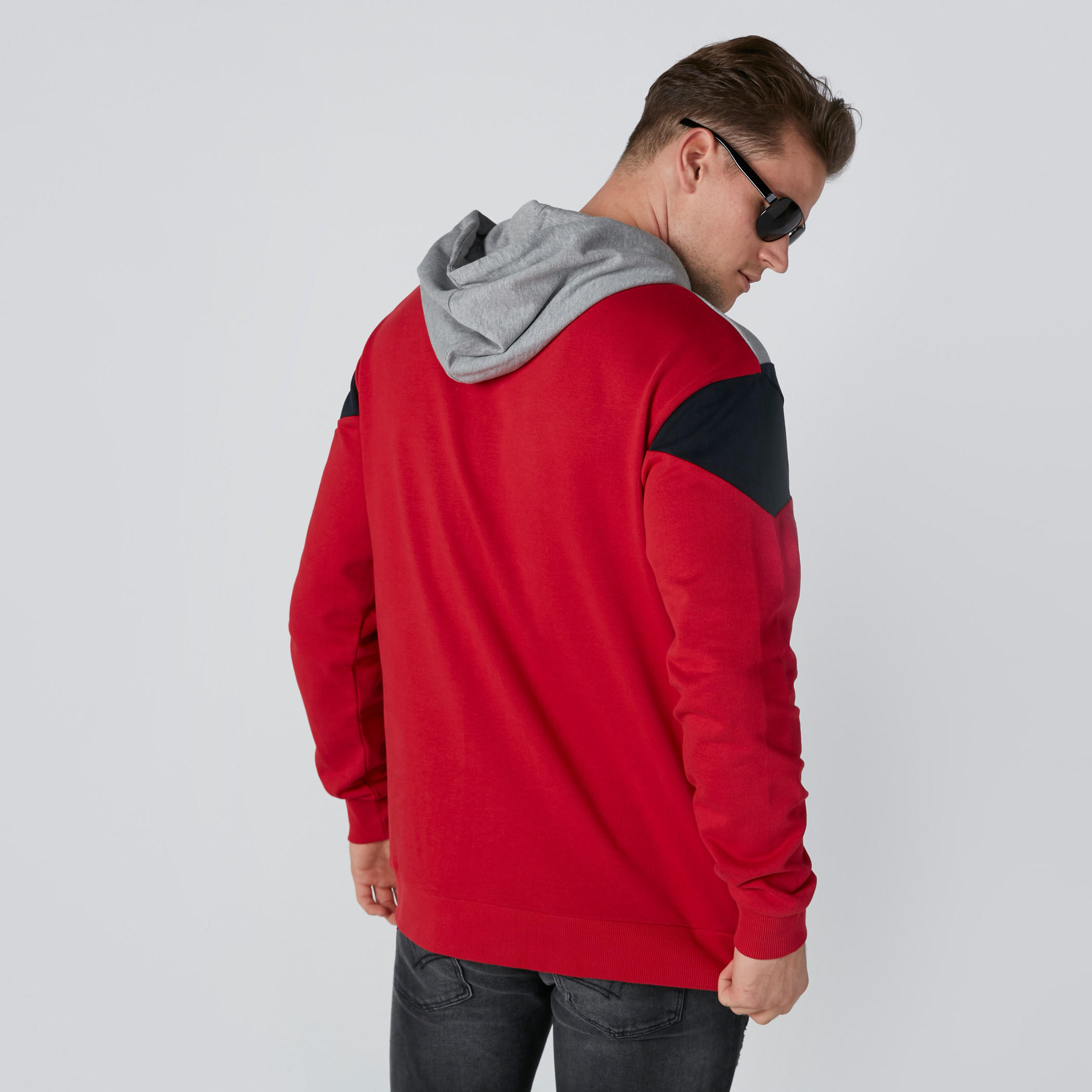 Long Sleeves Sweatshirt in Regular Fit with Hood-men-winterwear-hoodiesandsweatshirts-image-2