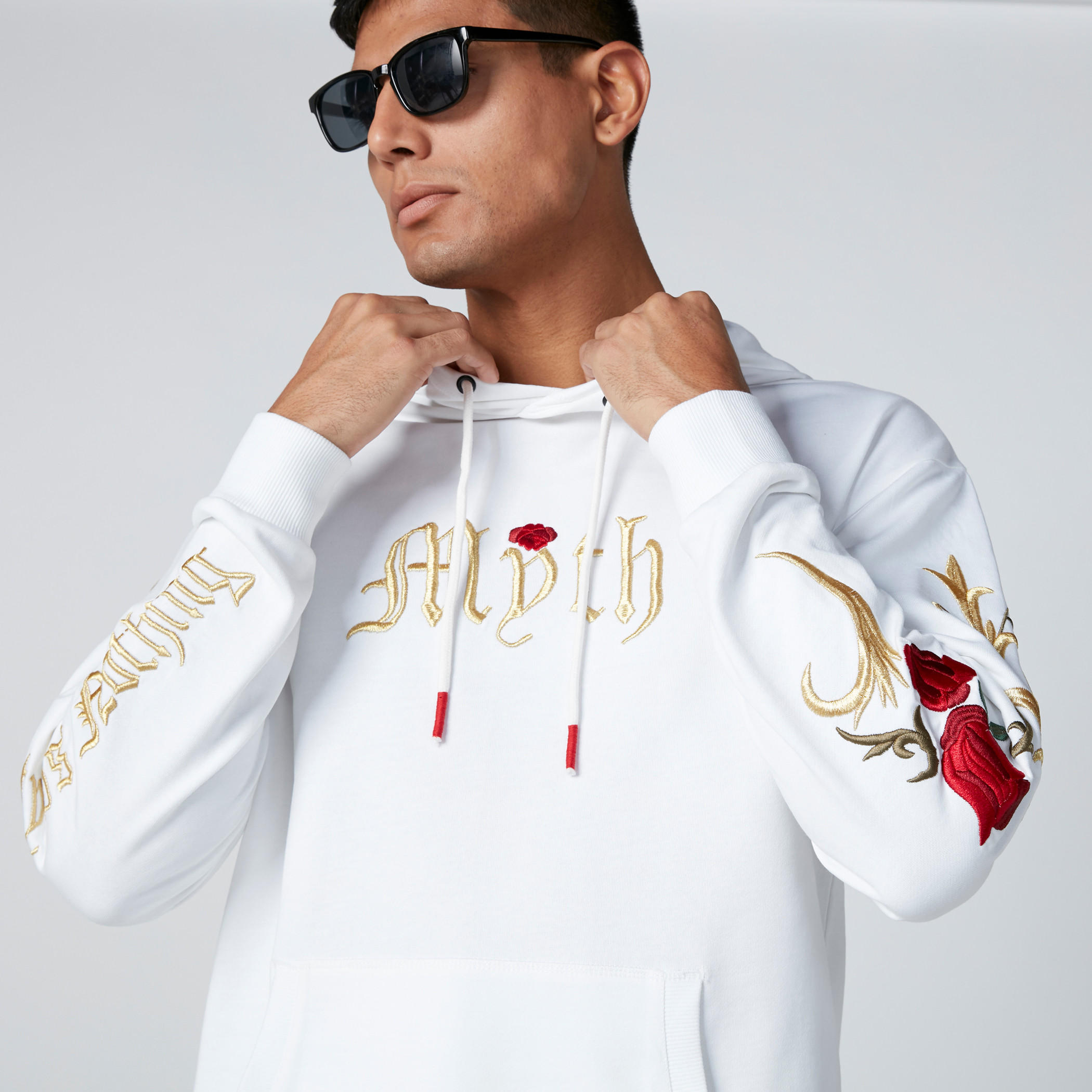 سويت شيرت مُطرّز بأكمام طويلة وقبعة-men-winterwear-hoodiesandsweatshirts-image-1