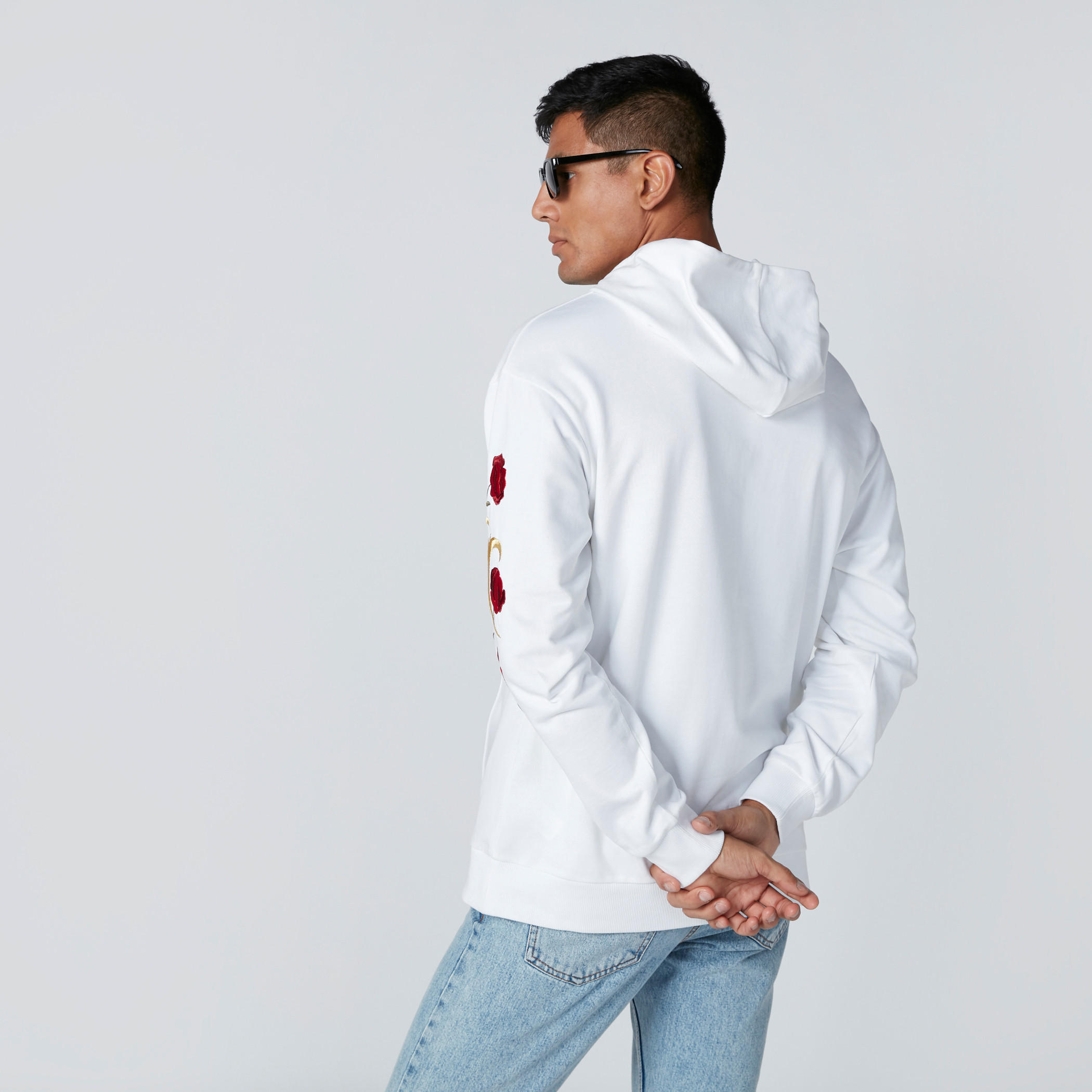 سويت شيرت مُطرّز بأكمام طويلة وقبعة-men-winterwear-hoodiesandsweatshirts-image-2