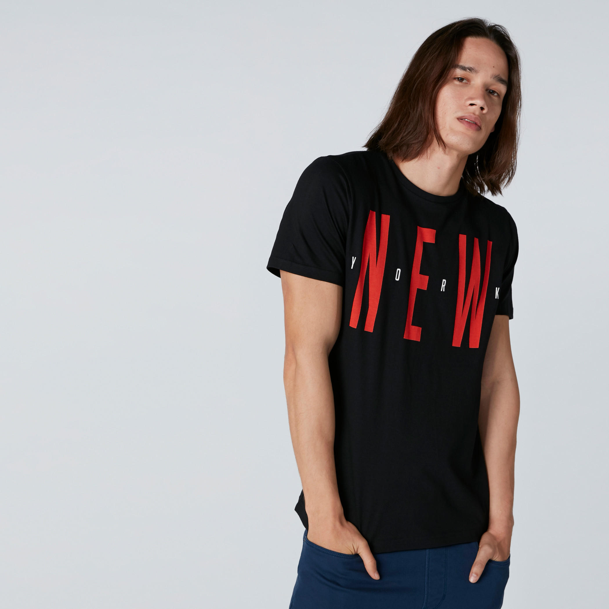 تيشيرت بياقة ضيّقة وأكمام قصيرة وطبعات نيويورك-men-clothing-tshirtsandpolos-tshirts-image-1