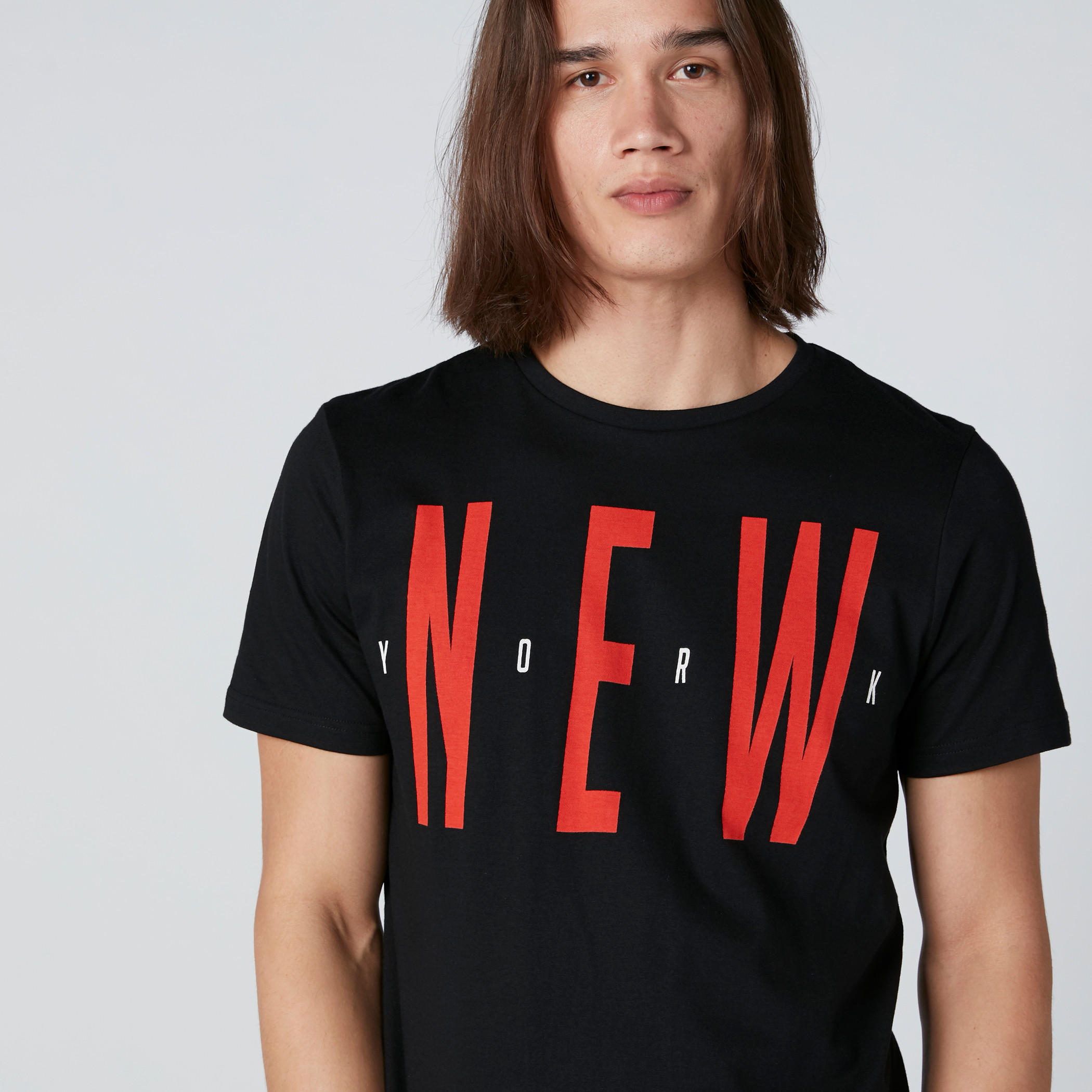 تيشيرت بياقة ضيّقة وأكمام قصيرة وطبعات نيويورك-men-clothing-tshirtsandpolos-tshirts-image-4