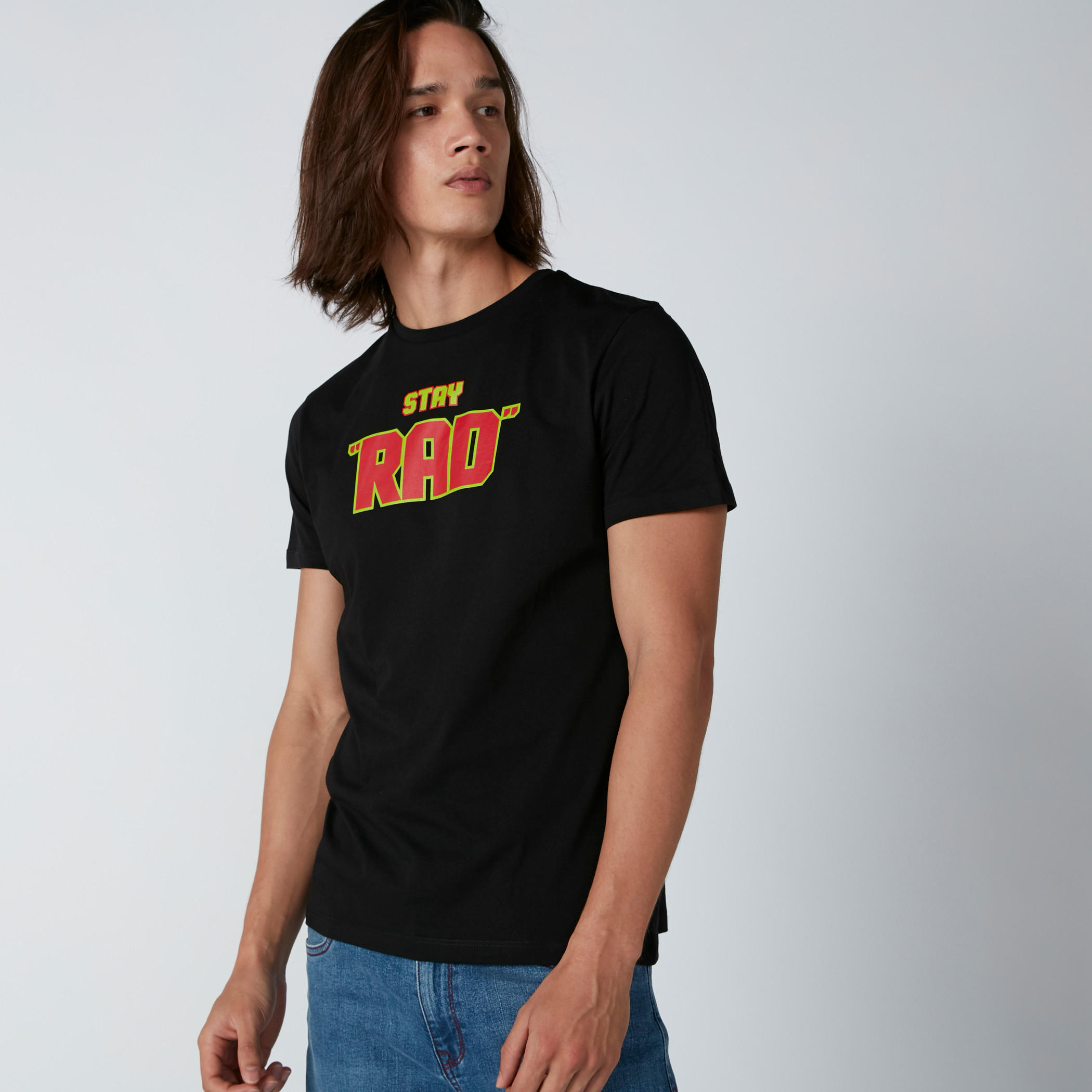 تيشيرت بياقة مستديرة وأكمام قصيرة وطبعات نصيّة-men-clothing-tshirtsandpolos-tshirts-image-3