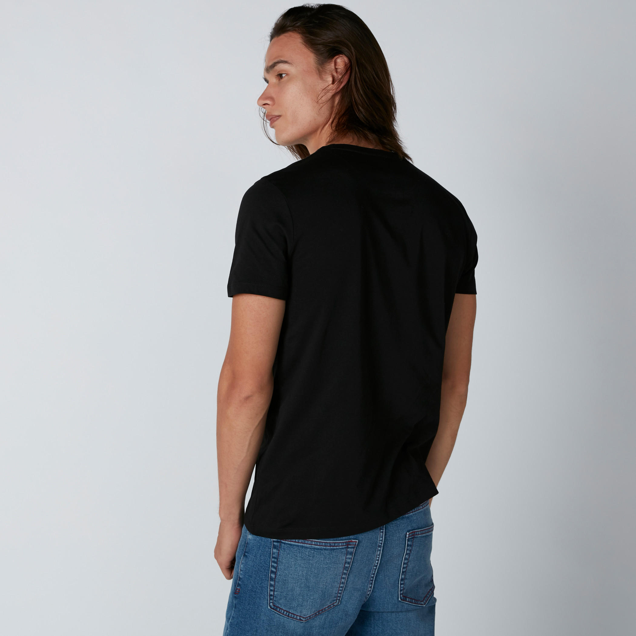 تيشيرت بياقة مستديرة وأكمام قصيرة وطبعات نصيّة-men-clothing-tshirtsandpolos-tshirts-image-2